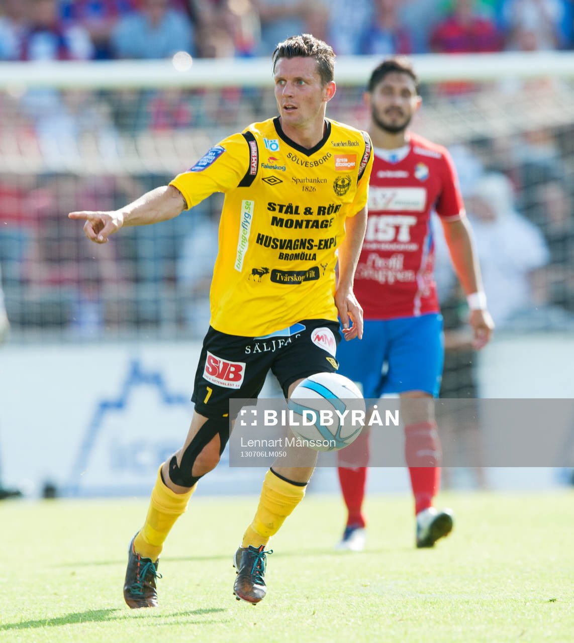 Kristian Haynes, Mjällby, dirigerar sina lagkamrater i
