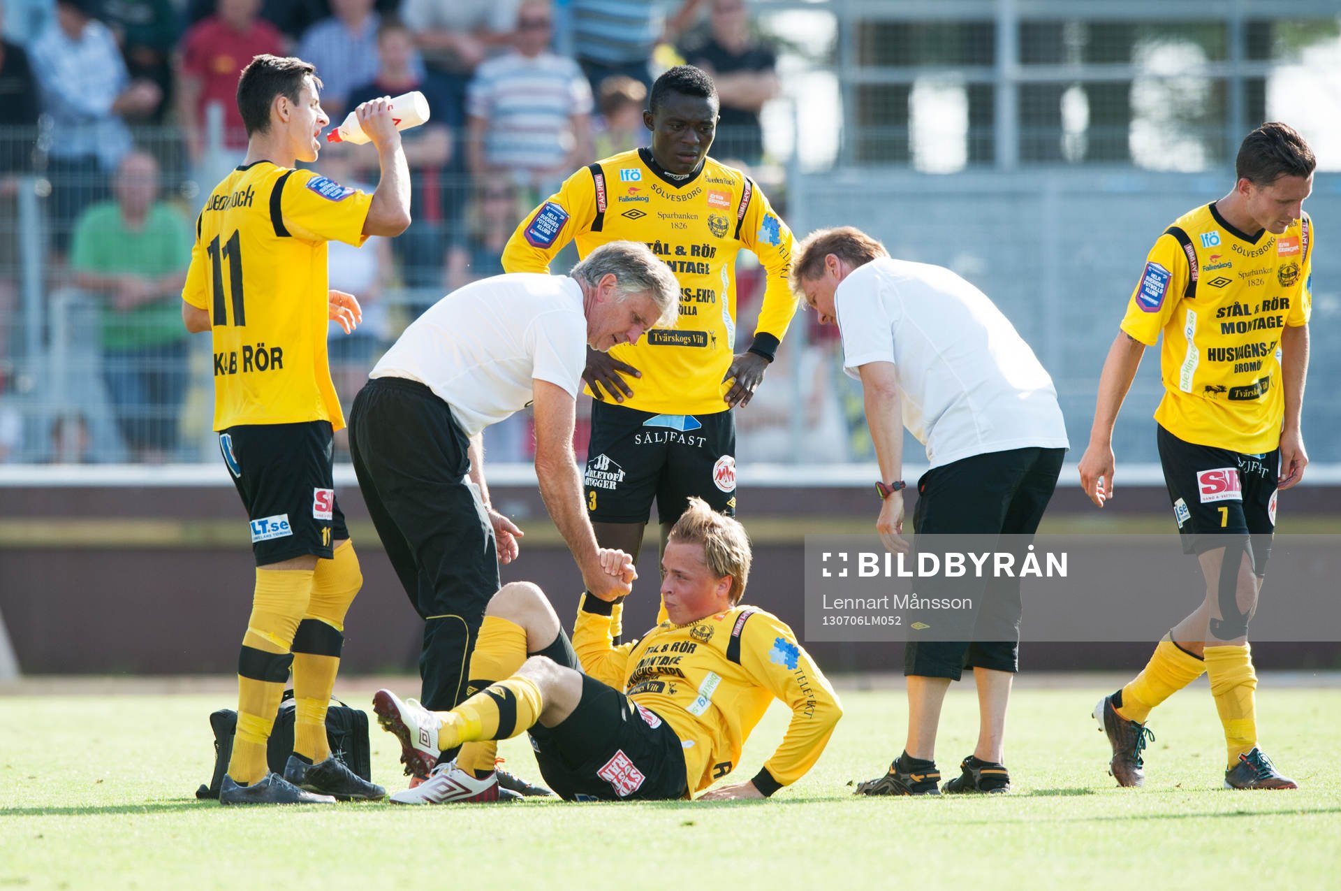 Robin Strömberg, Mjällby, skadad, hjälps upp i