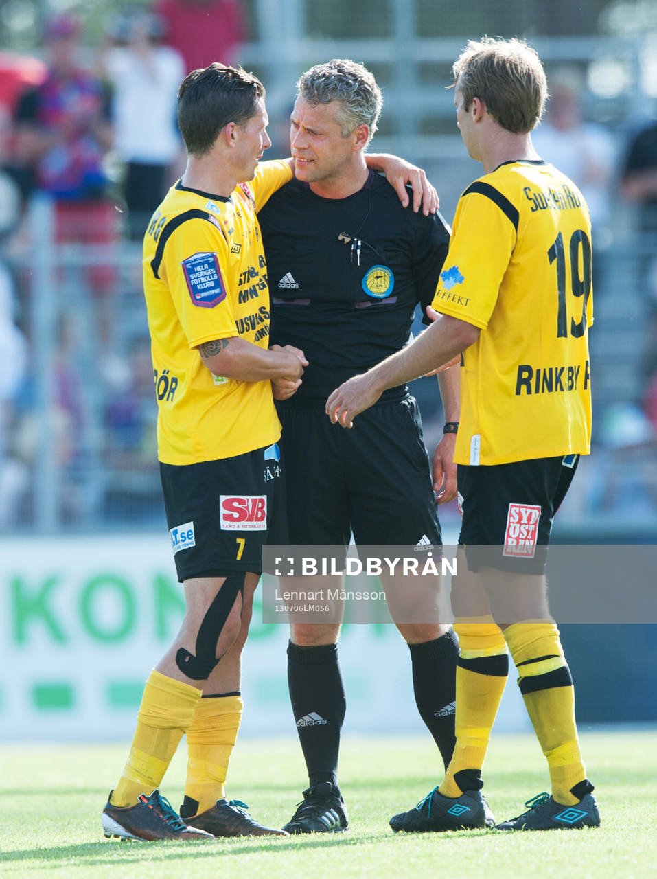 Fotboll, allsvenskan, Mjällby - Öster: Kristian Haynes, Mjällby och domaren Tobias Mattsson, i den allsvenska matchen mellan Mjällby och Öster