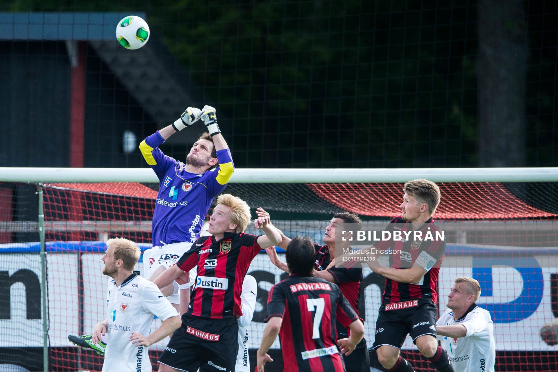 Kalmars målvakt Etrit Berisha plockar ned bollen i