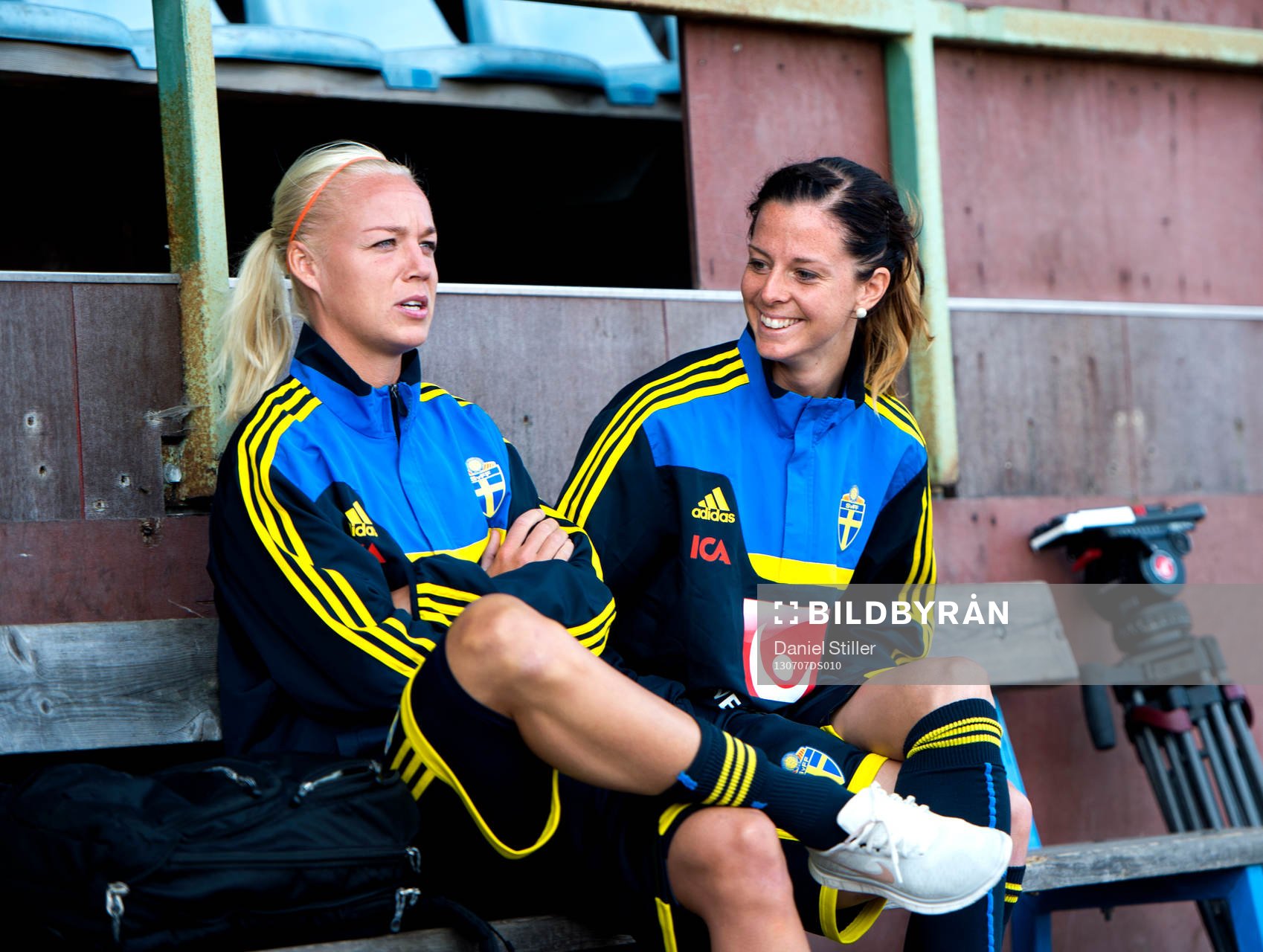 Caroline Seger och Lotta Schelin innan  söndagens träning