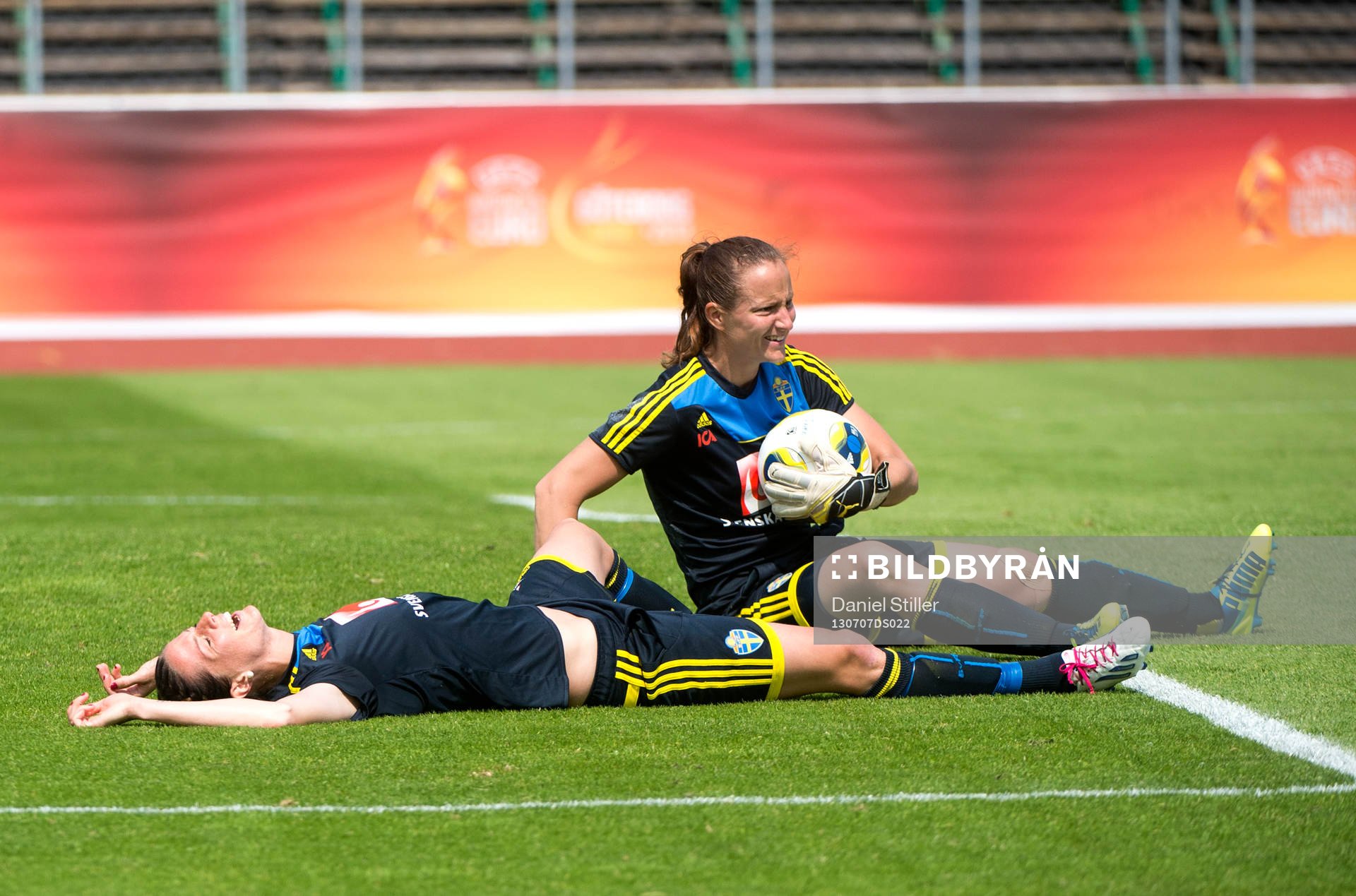 Målvakten Sofia Lundgren och Lotta Schelin