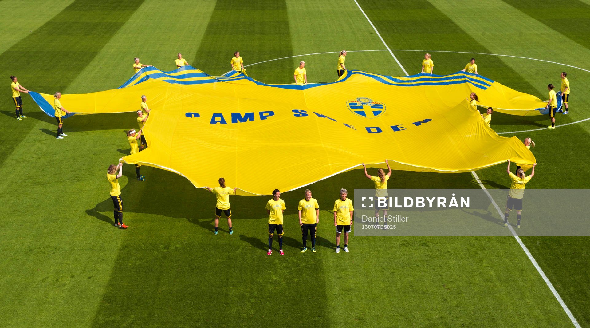Laget med en gigantisk Camp Sweden-tröja