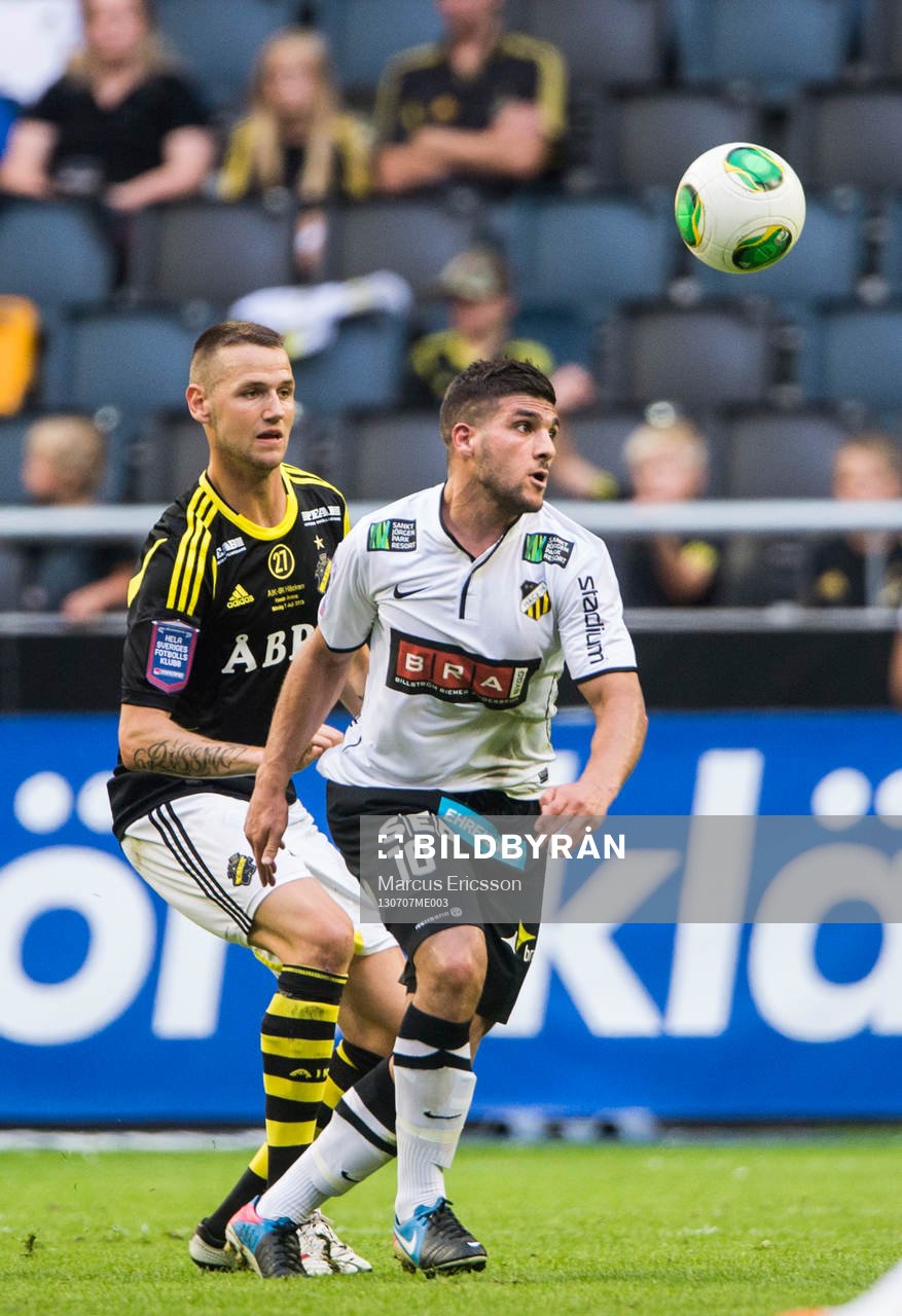 AIK:s Alexander Milosevic och Häckens Moestafa El Kabir i den allsvenska matchen mellan AIK och Häcken den 7 juli 2013 i Stockholm.