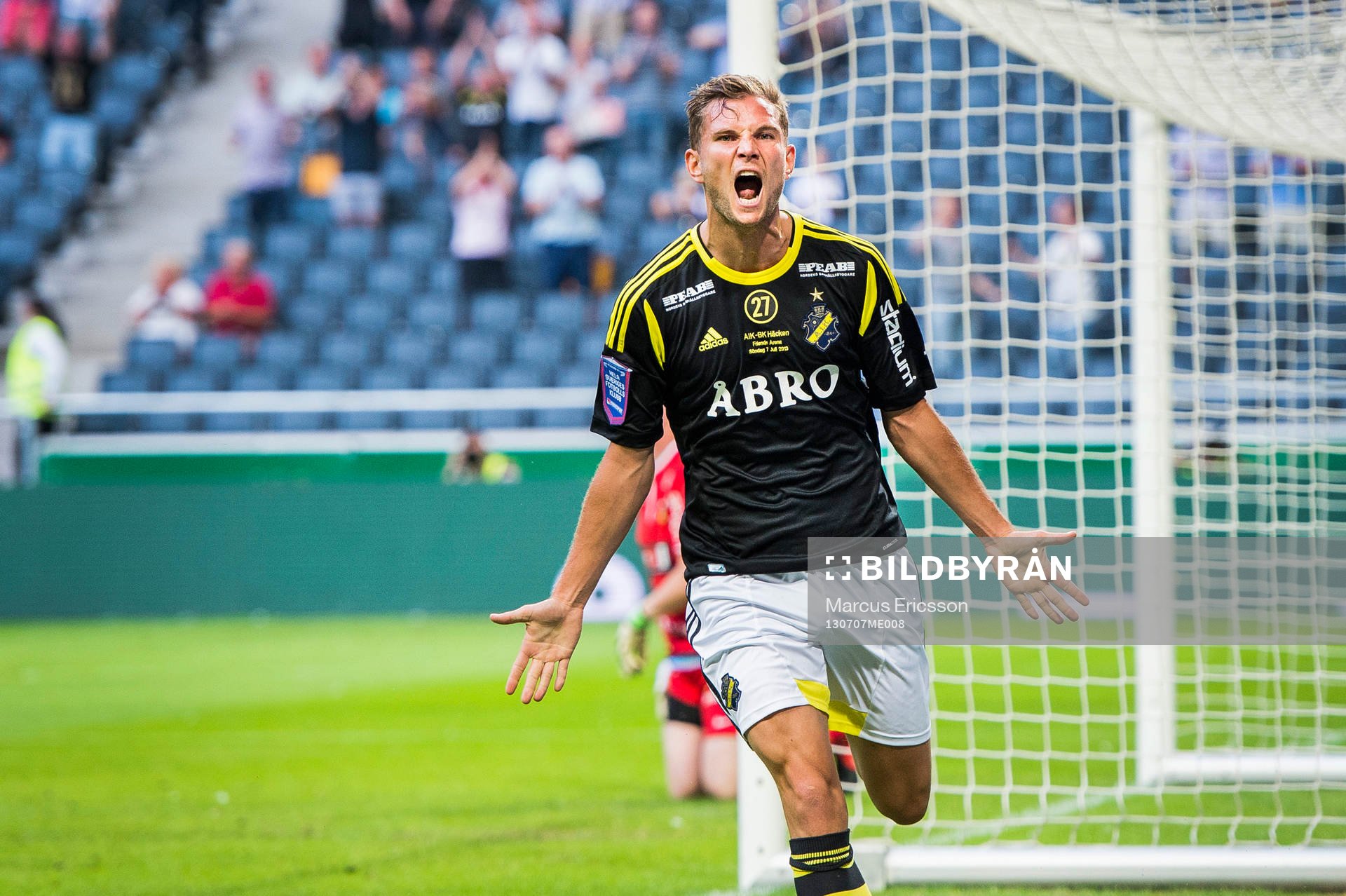 AIK:s Robert Åhman Persson jublar efter 2-0 i den allsvenska matchen mellan AIK och Häcken den 7 juli 2013 i Stockholm.