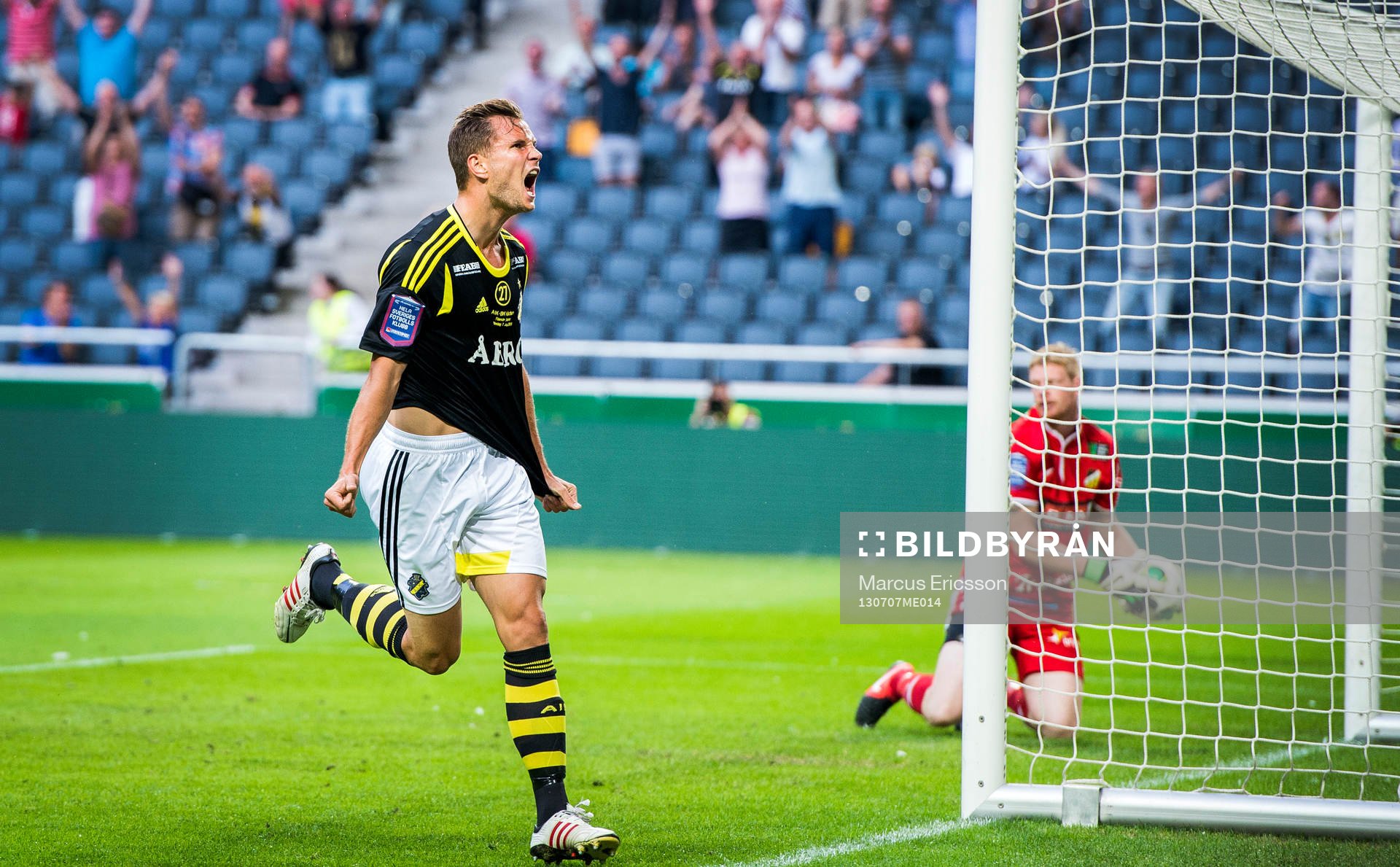 AIK:s Robert Åhman Persson jublar efter 2-0 i den allsvenska matchen mellan AIK och Häcken den 7 juli 2013 i Stockholm.