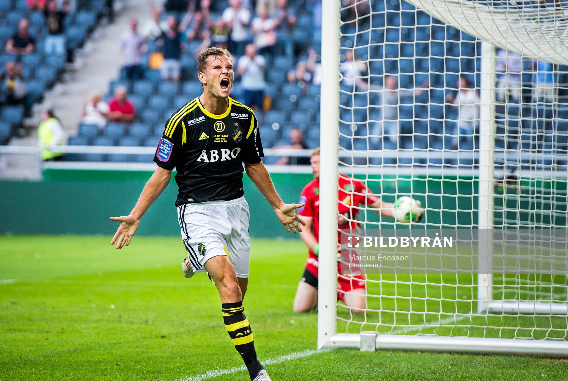AIK:s Robert Åhman Persson jublar efter 2-0 i den allsvenska matchen mellan AIK och Häcken den 7 juli 2013 i Stockholm.