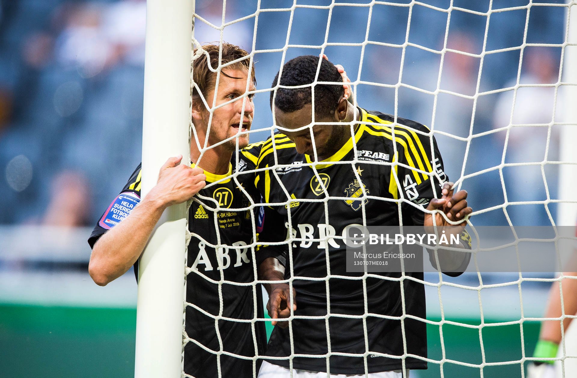 s Martin Lorentzson och Henok Goitom kramas om