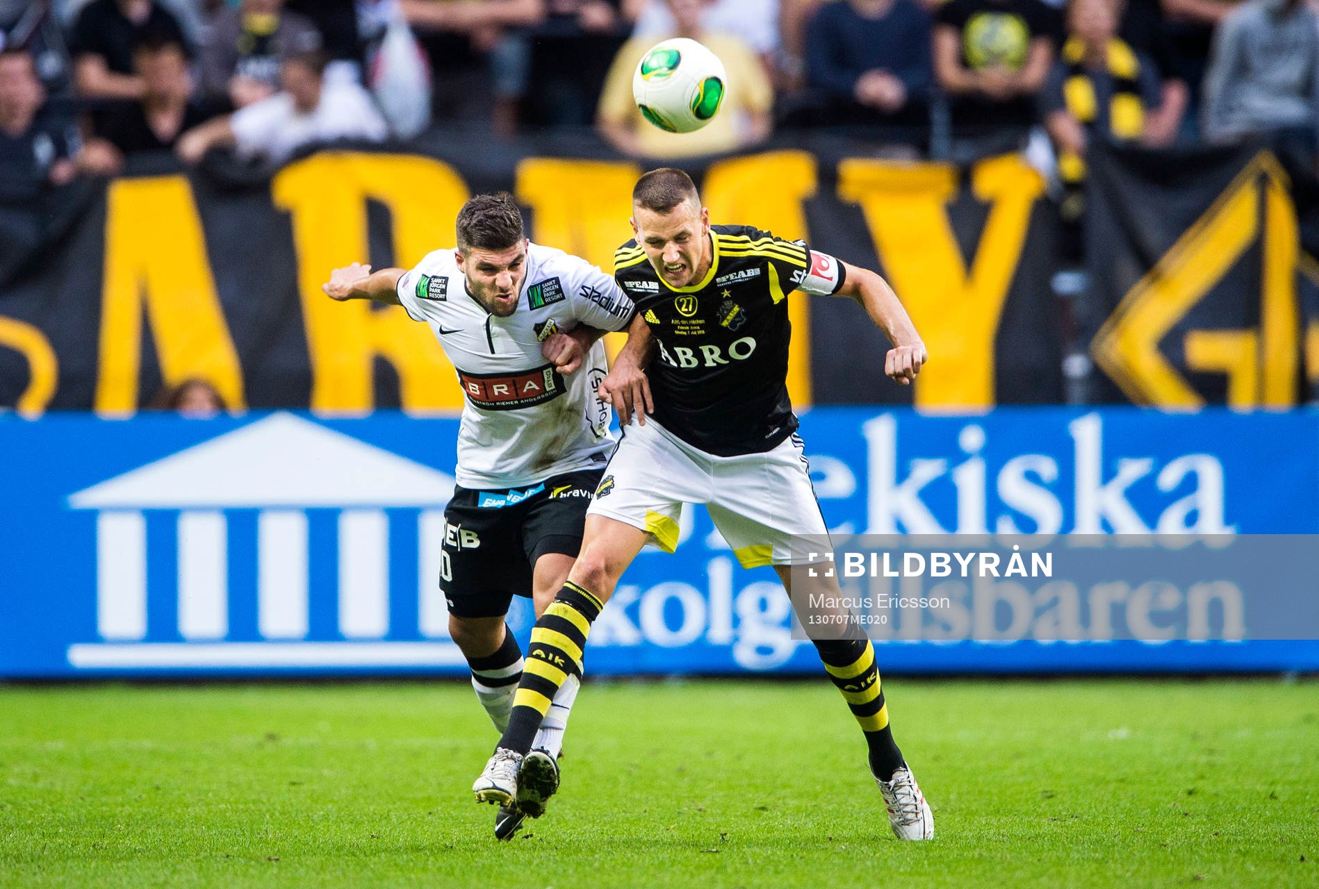 Häckens Moestafa El Kabir och AIK:s Alexander Milosevic  i den allsvenska matchen mellan AIK och Häcken den 7 juli 2013 i Stockholm.