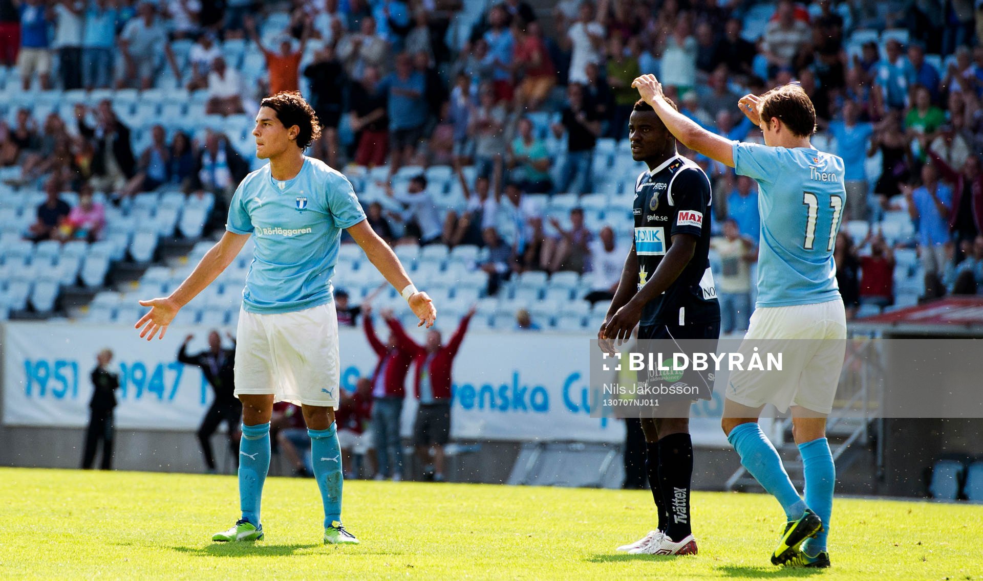 Malmö FFs Miiko Albornoz skjuter in 3-1 i krysset i den allsvenska fotbollsmatchen mellan Malmö FF och Gefle den 7 Juli 2013.