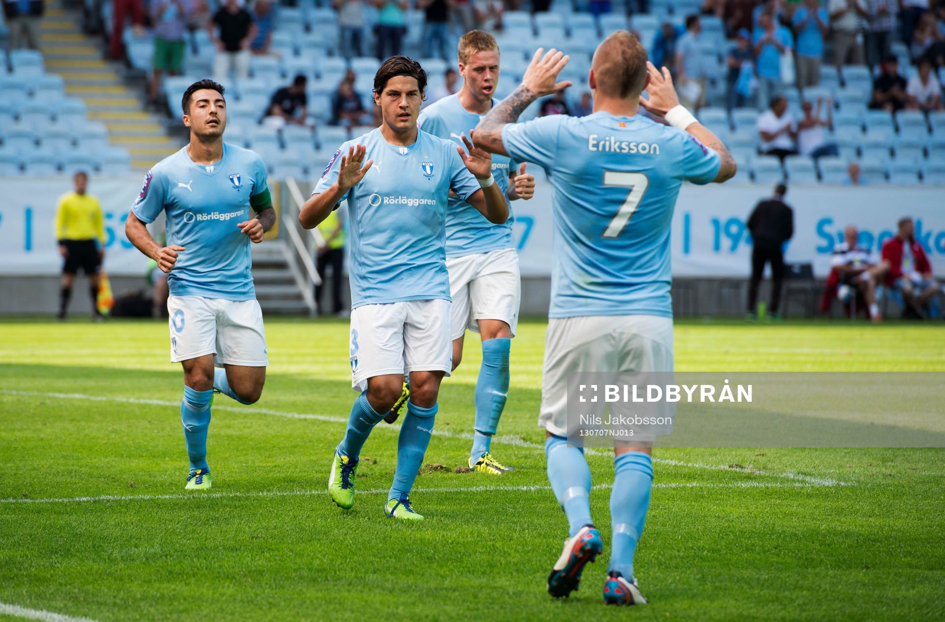 Malmö FFs Jiloan Hamad och Miiko Albornoz springer och