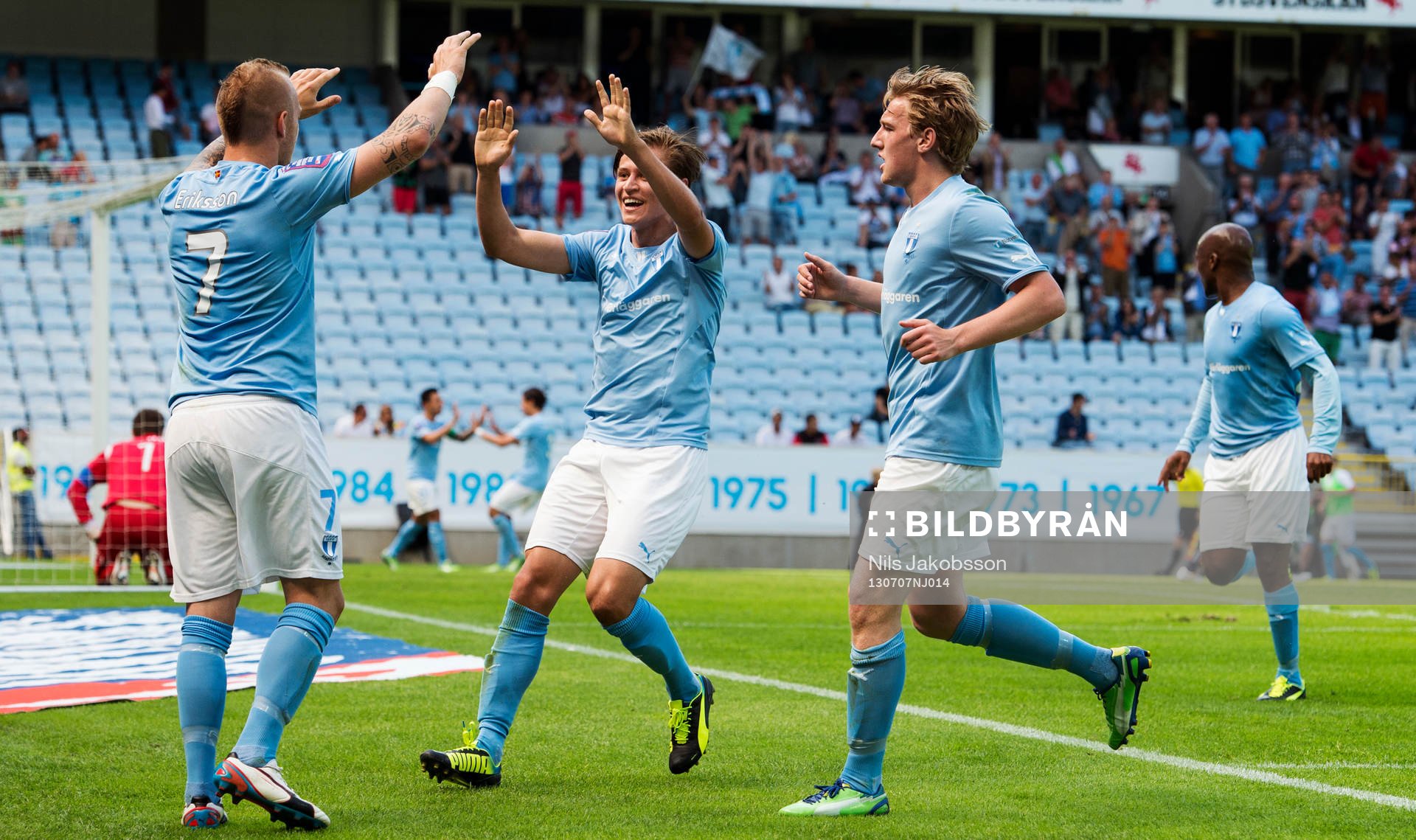 Malmö FFs Magnus Eriksson har gjort 1-0 och gratuleras av