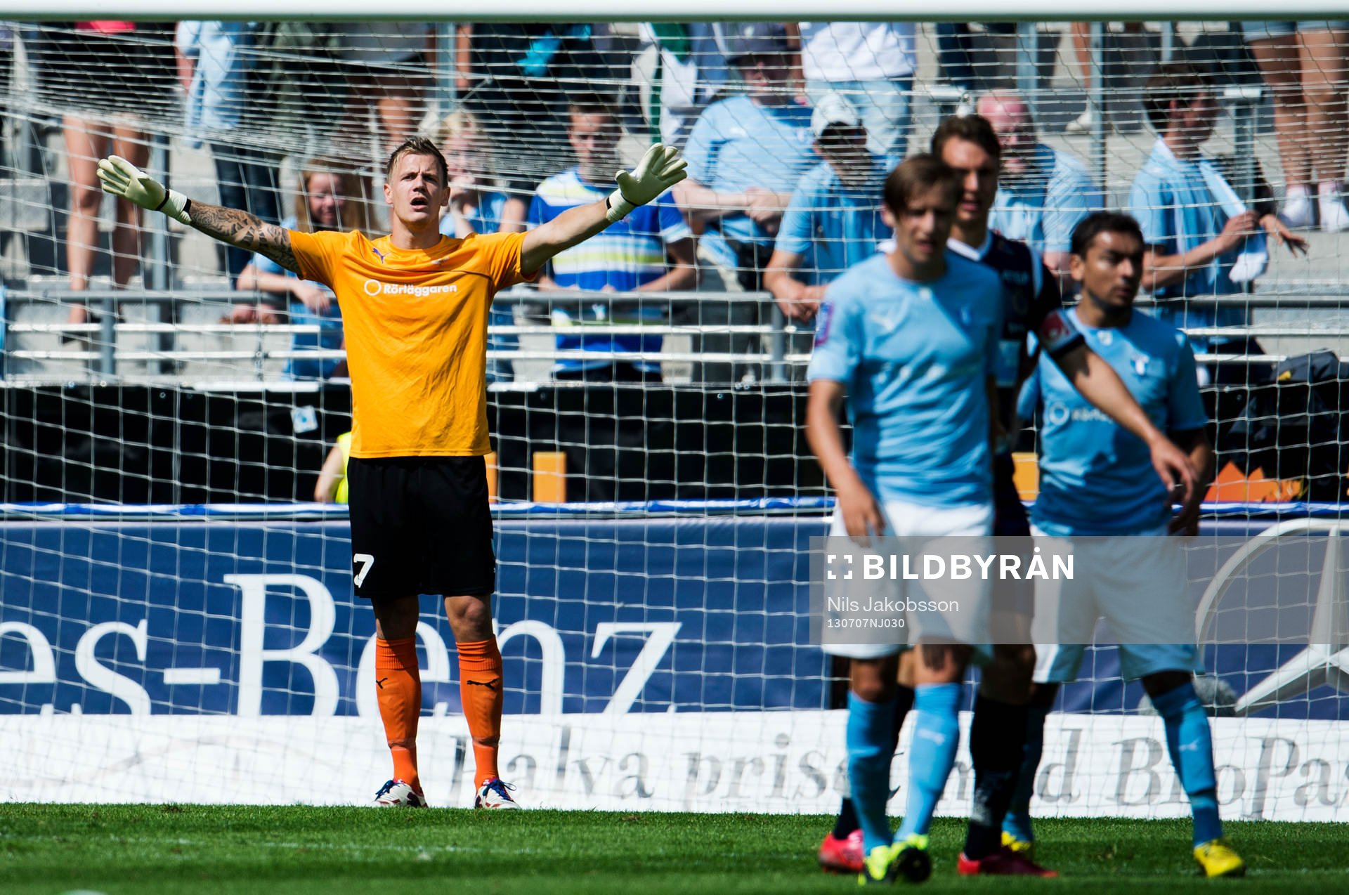 Malmö FFs målvakt Johan Dahlin styr och ställer i