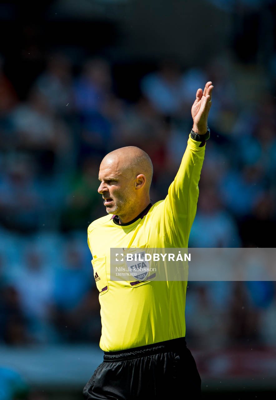 domare Michael Lerjeus dömer hörna i den allsvenska fotbollsmatchen mellan Malmö FF och Gefle den 7 Juli 2013.