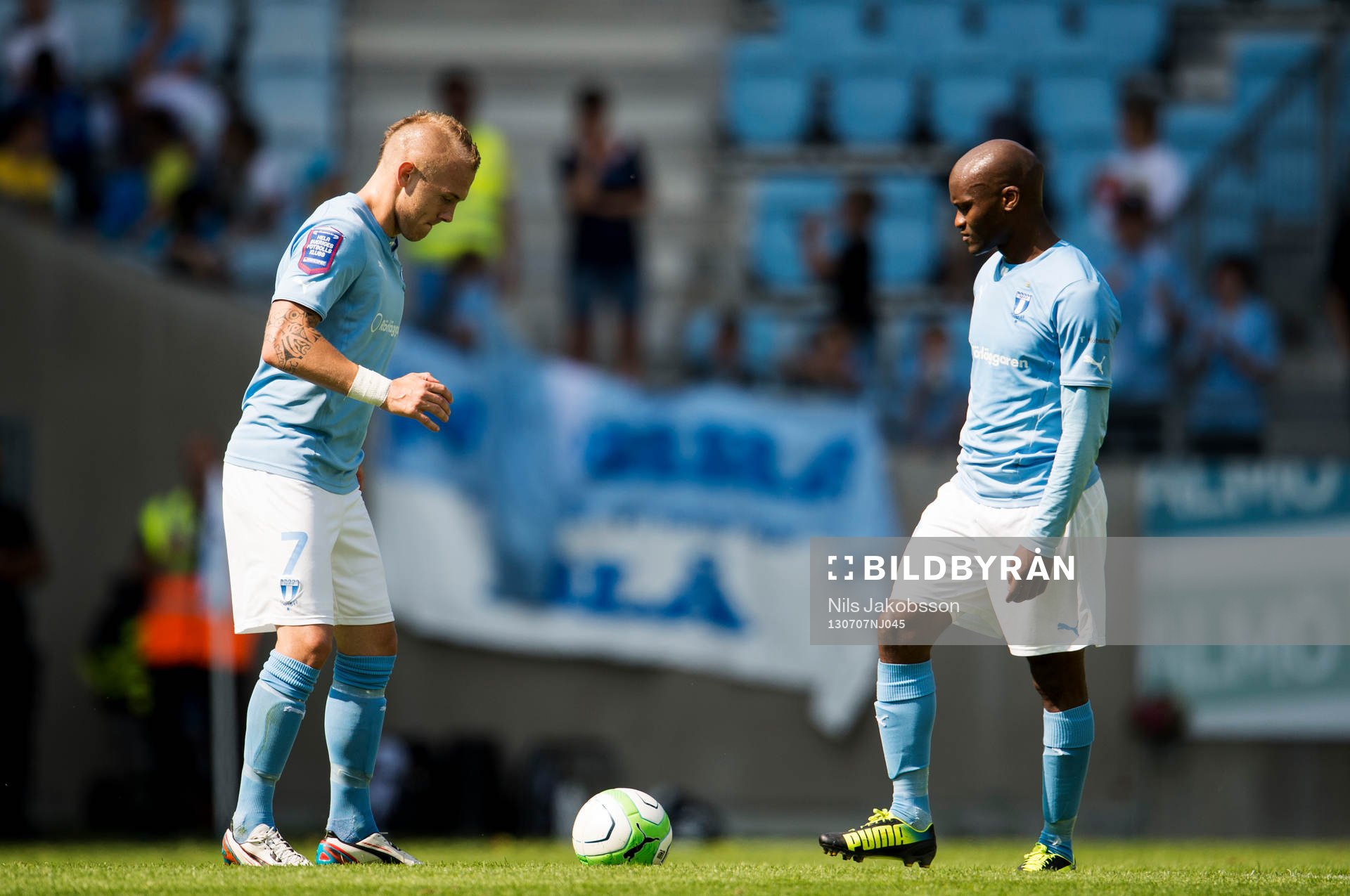 Malmö FFs Magnus Eriksson och Tokelo Rantie gör avspark i
