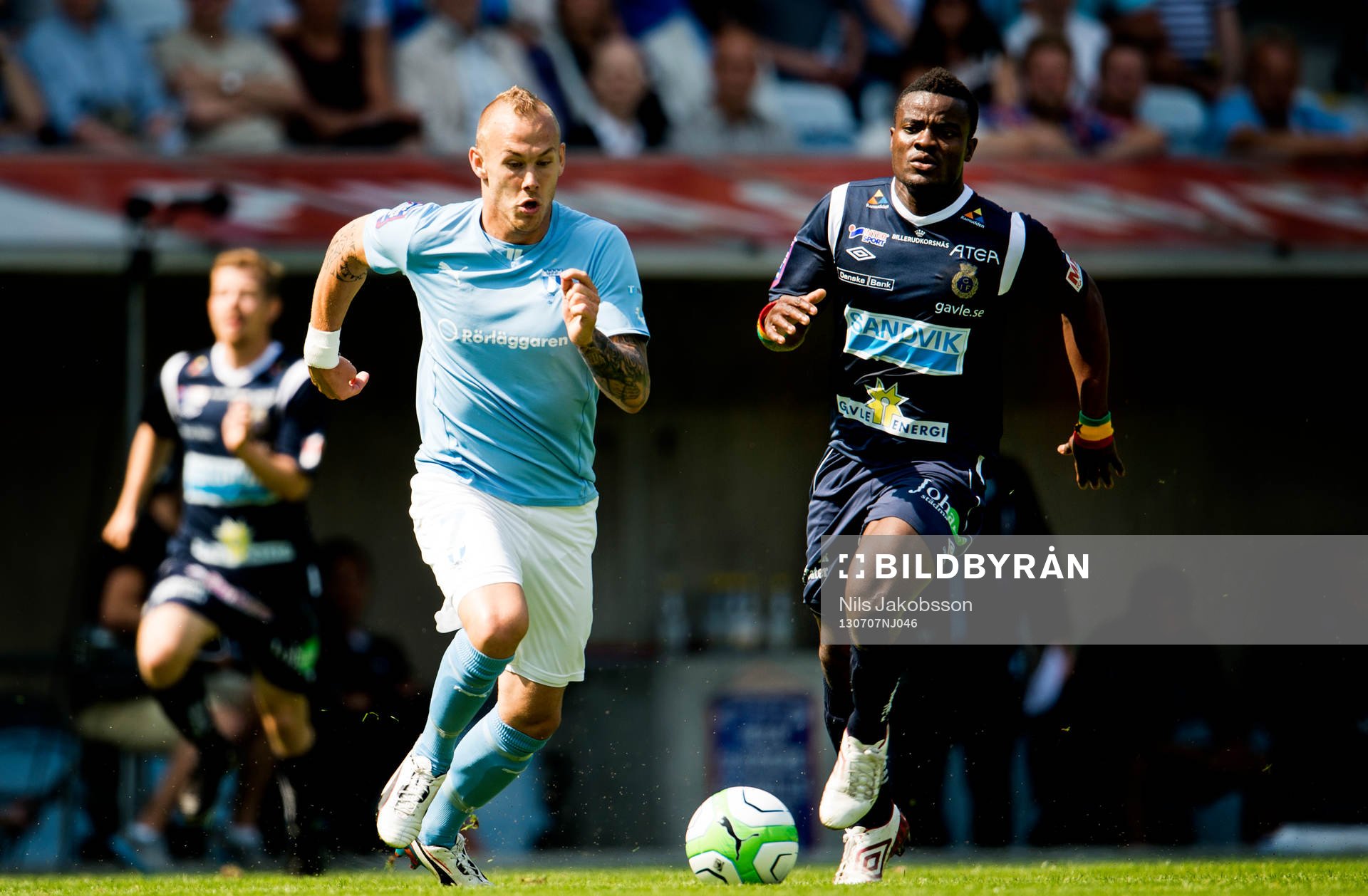 Malmö FFs Magnus Eriksson driver bollen i