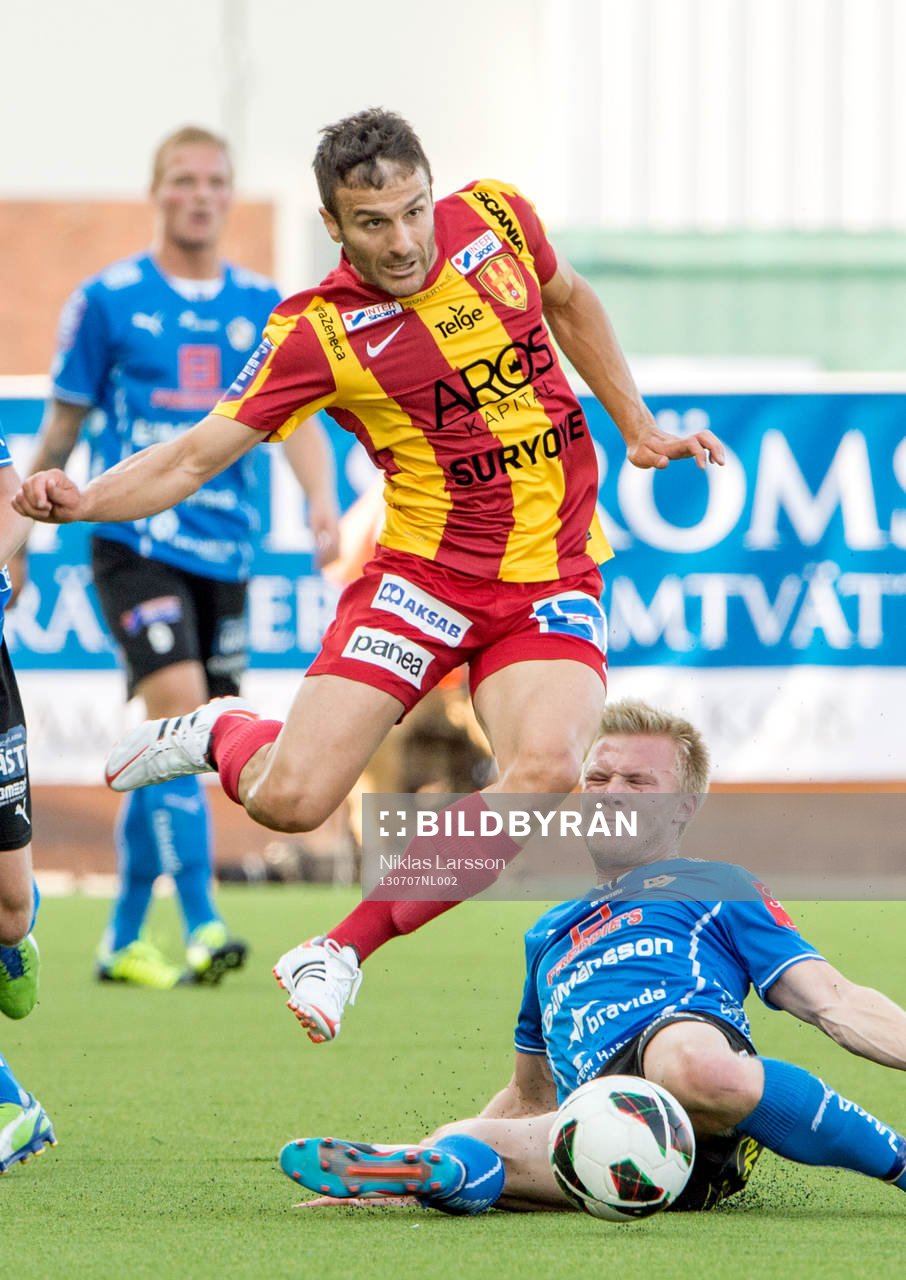 Syrianskas Sharbel Touma i närkamp med Halmstads Kristoffer Fagercrantz under en fotbollsmatch i Allsvenskan mellan Syrianska och Halmstad den 7 juli 2013 i Södertälje.