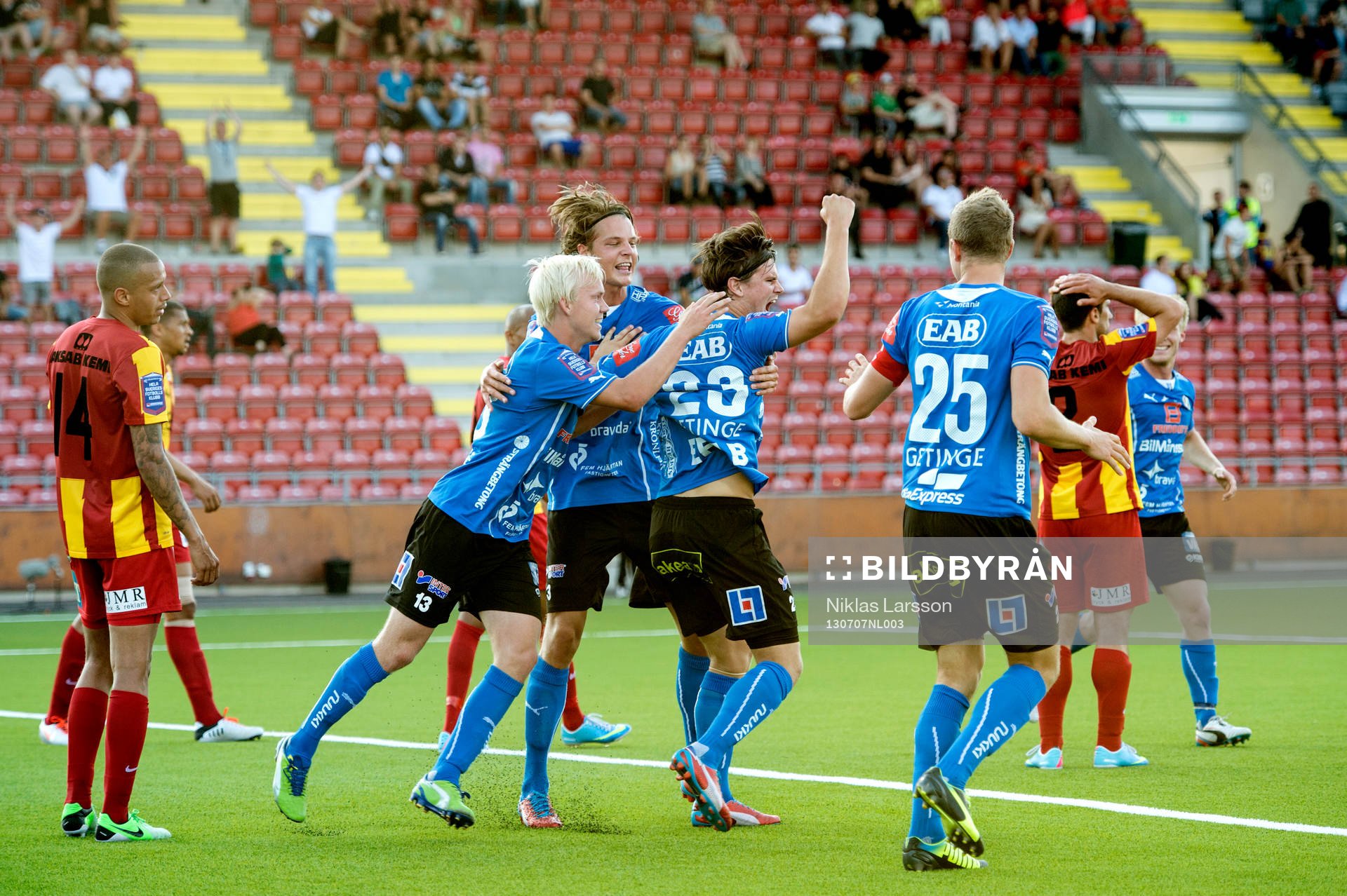 Halmstads Marcus Antonsson jublar efter att han avgjort en fotbollsmatch i Allsvenskan mellan Syrianska och Halmstad den 7 juli 2013 i Södertälje.