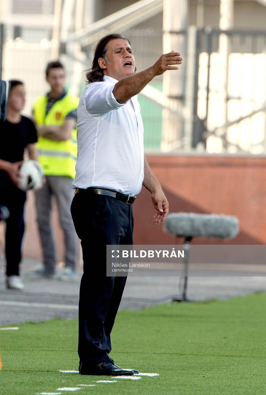 Syrianskas tränare Özcan Melkemichel meddelade att han avgår efter en fotbollsmatch i Allsvenskan mellan Syrianska och Halmstad den 7 juli 2013 i Södertälje.
