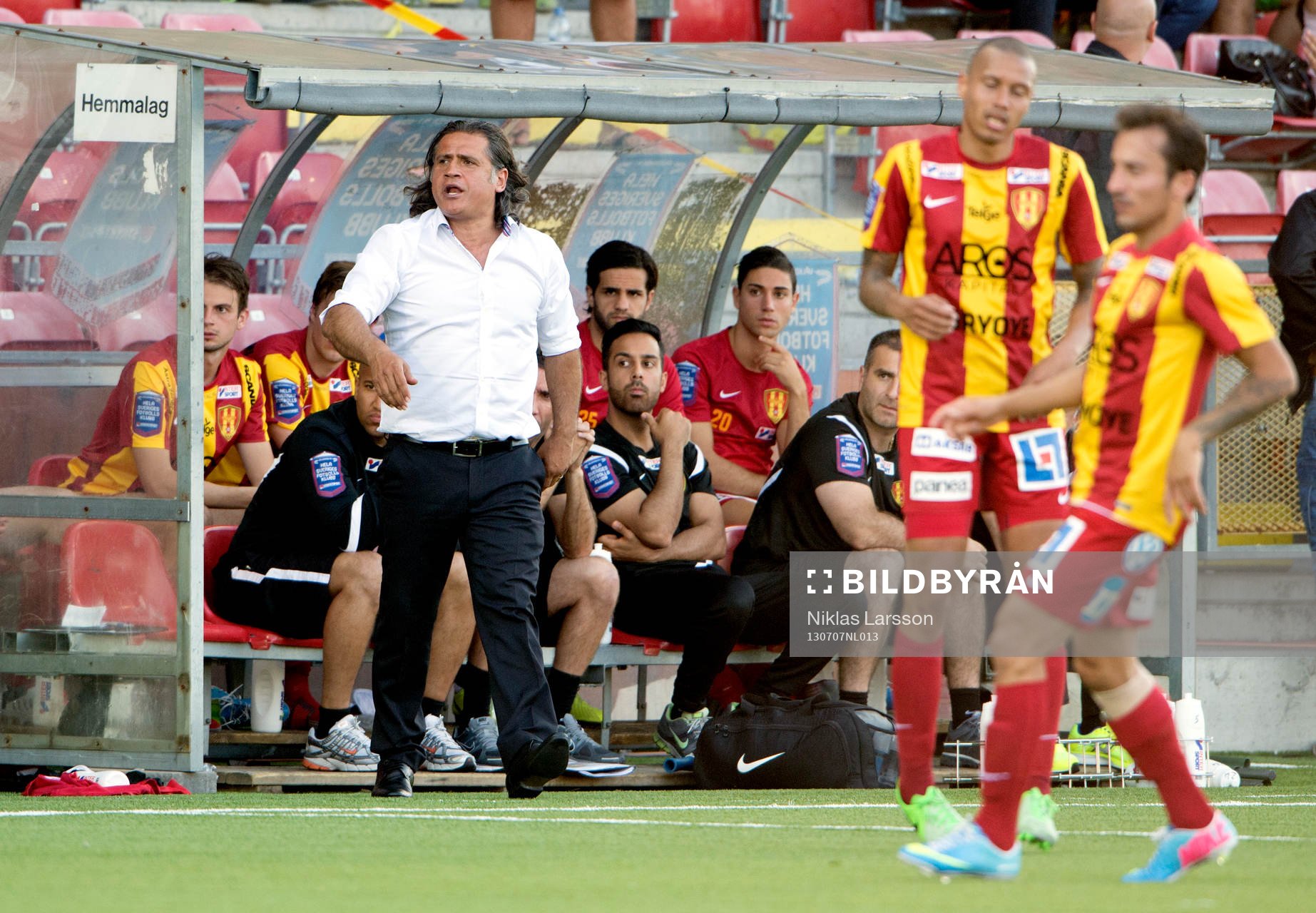 Syrianskas tränare Özcan Melkemichel meddelade att han avgår efter en fotbollsmatch i Allsvenskan mellan Syrianska och Halmstad den 7 juli 2013 i Södertälje.