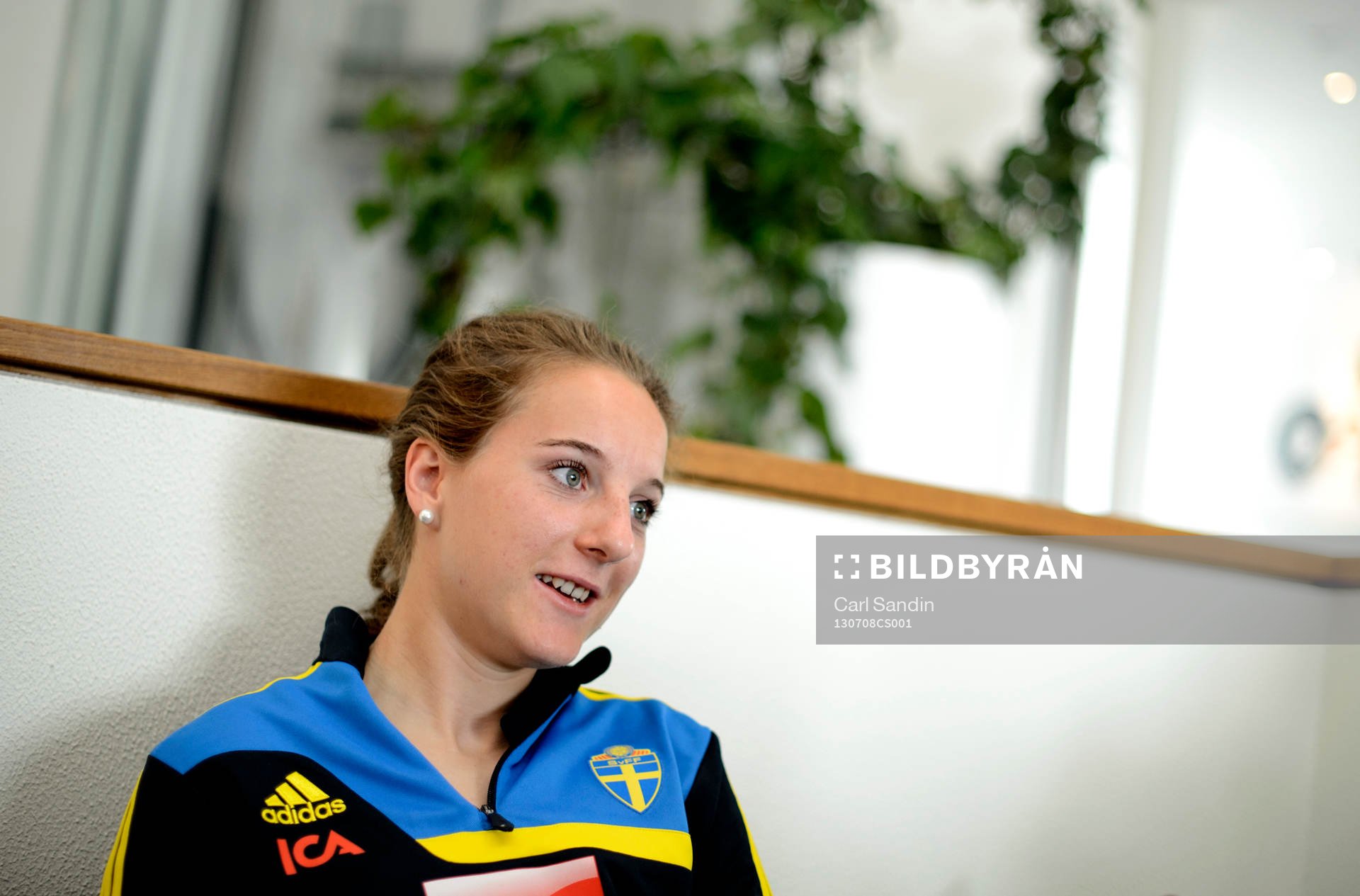 Sveriges Antonia Göransson blir intervjuad under presskonferensen på spelarhotellet den 8 juli 2013 i Göteborg.