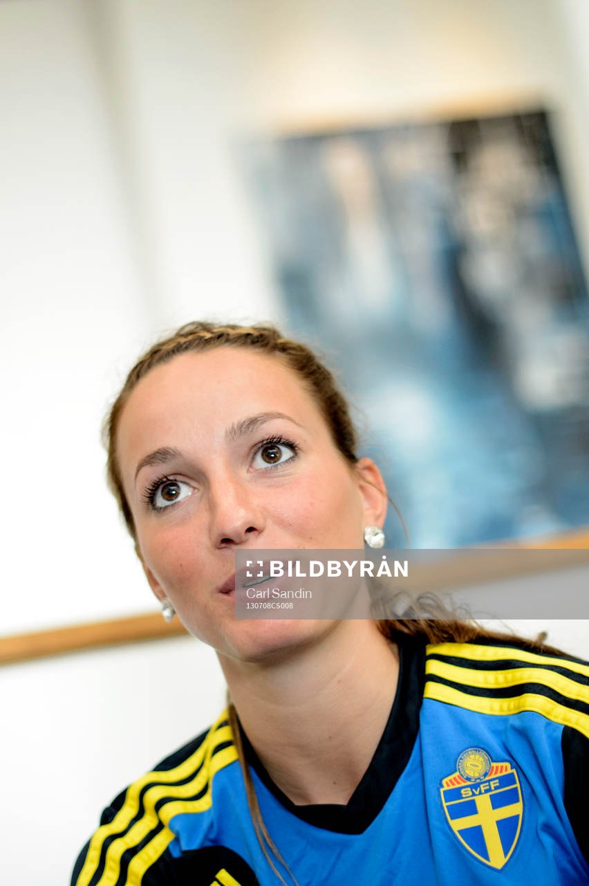 Sveriges Kosovare Asllani blir intervjuad