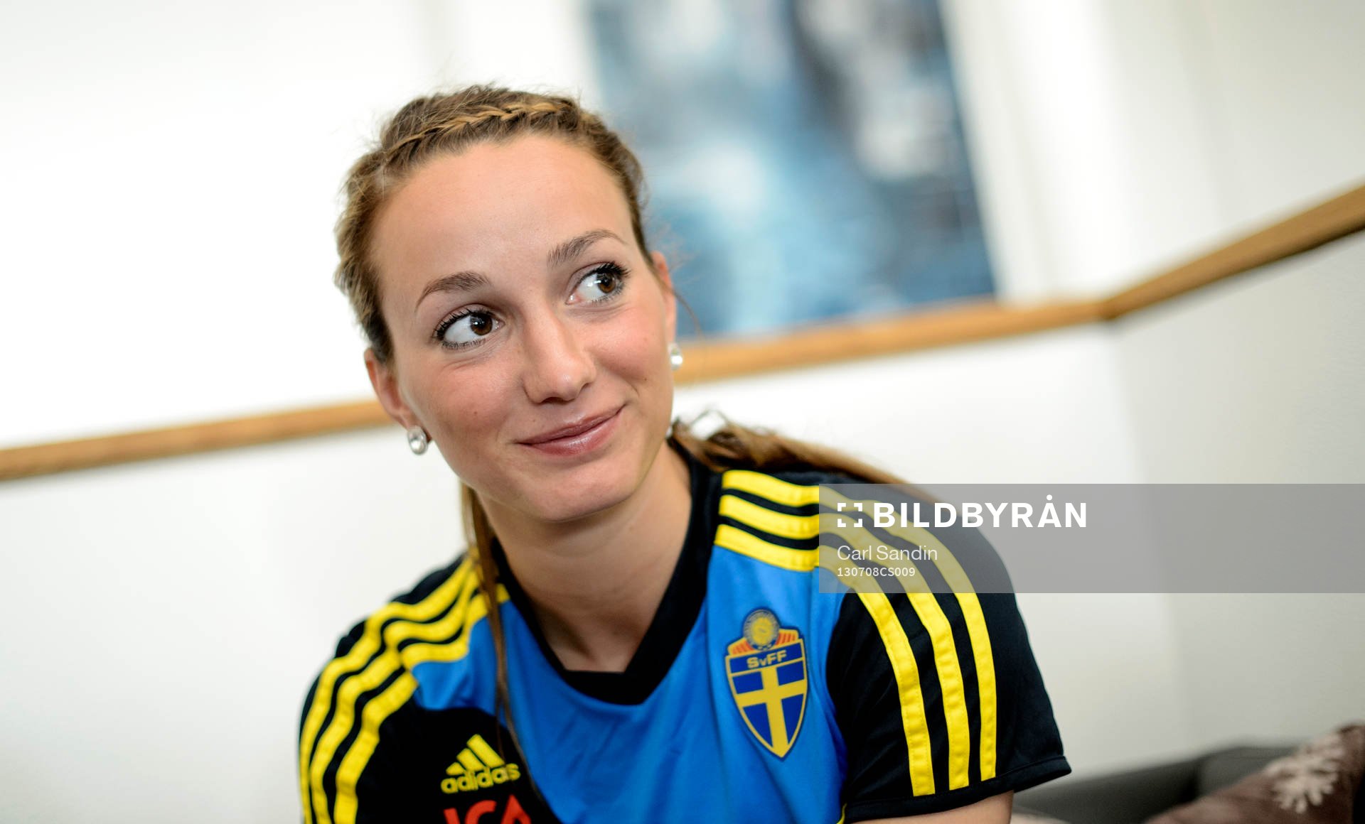 Sveriges Kosovare Asllani blir intervjuad