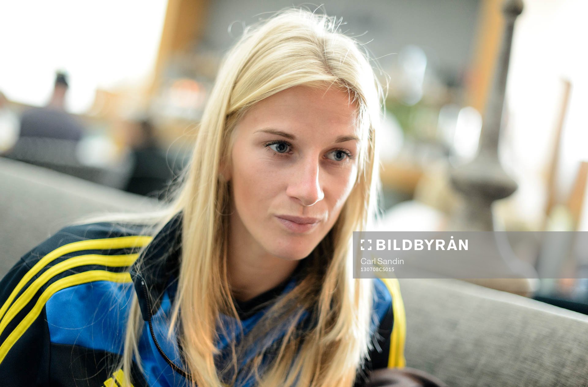Sveriges Sofia Jakobsson blir intervjuad under presskonferensen på spelarhotellet den 8 juli 2013 i Göteborg.