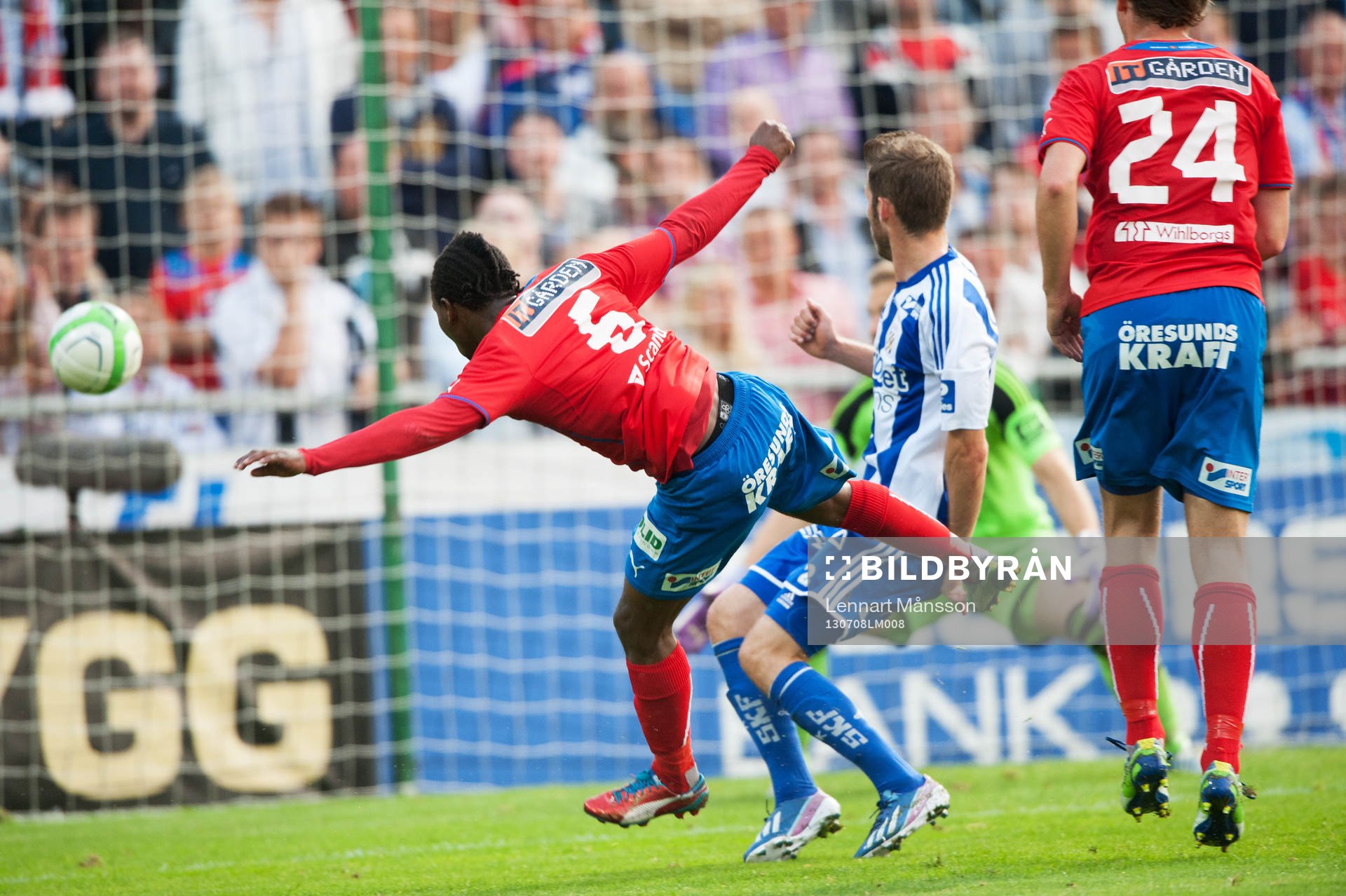 May Mahlangu, Helsingborg, skjuter  i