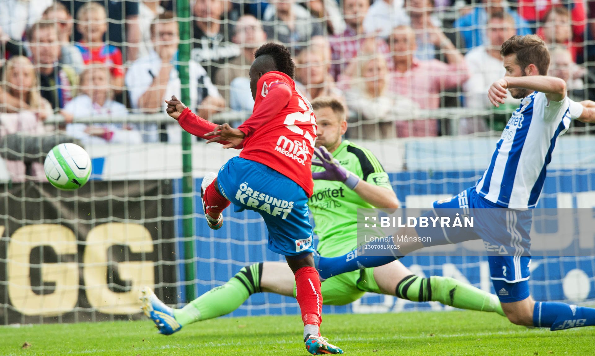 David Accam, Helsingborg, nära göra mål, i