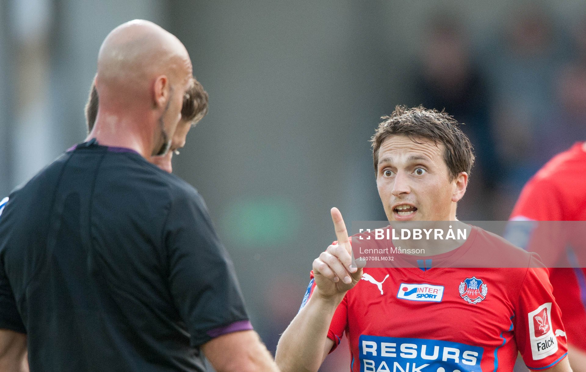 Ardian Gashi, Helsingborg, i dispyt med Stefan Johannesson,