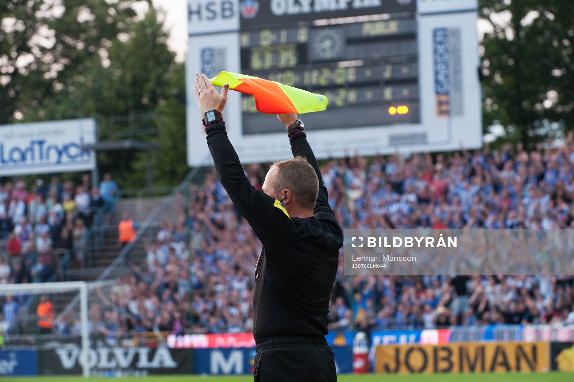 Fotboll, allsvenskan, Helsingborg - IFK Göteborg:  Byte, assisterande domaren signalerar för byte, i den allsvenska matchen mellan Helsingborg och IFK Göteborg