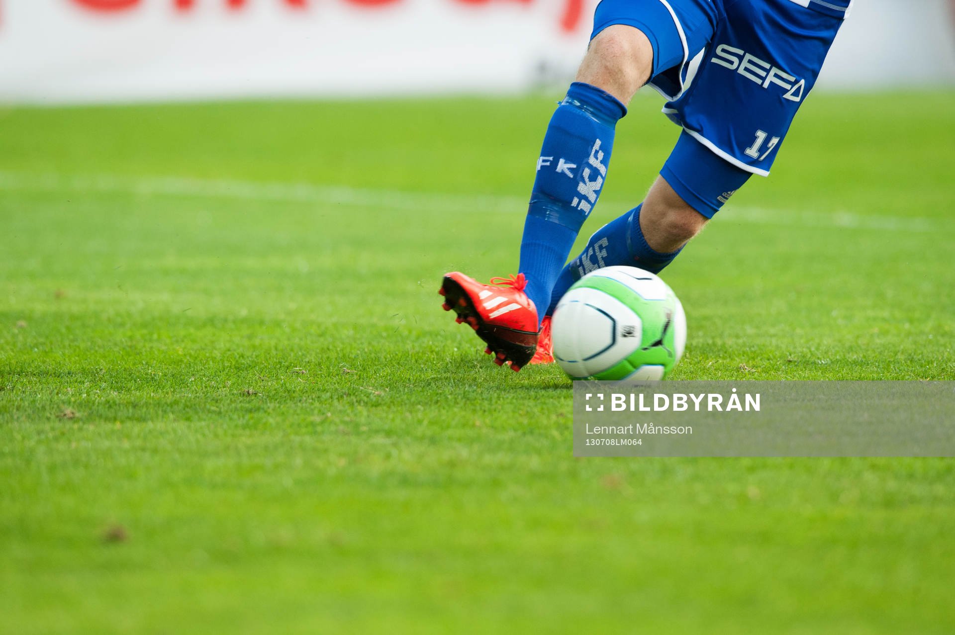 Fot, fotboll, gräs, fotbollsskor i