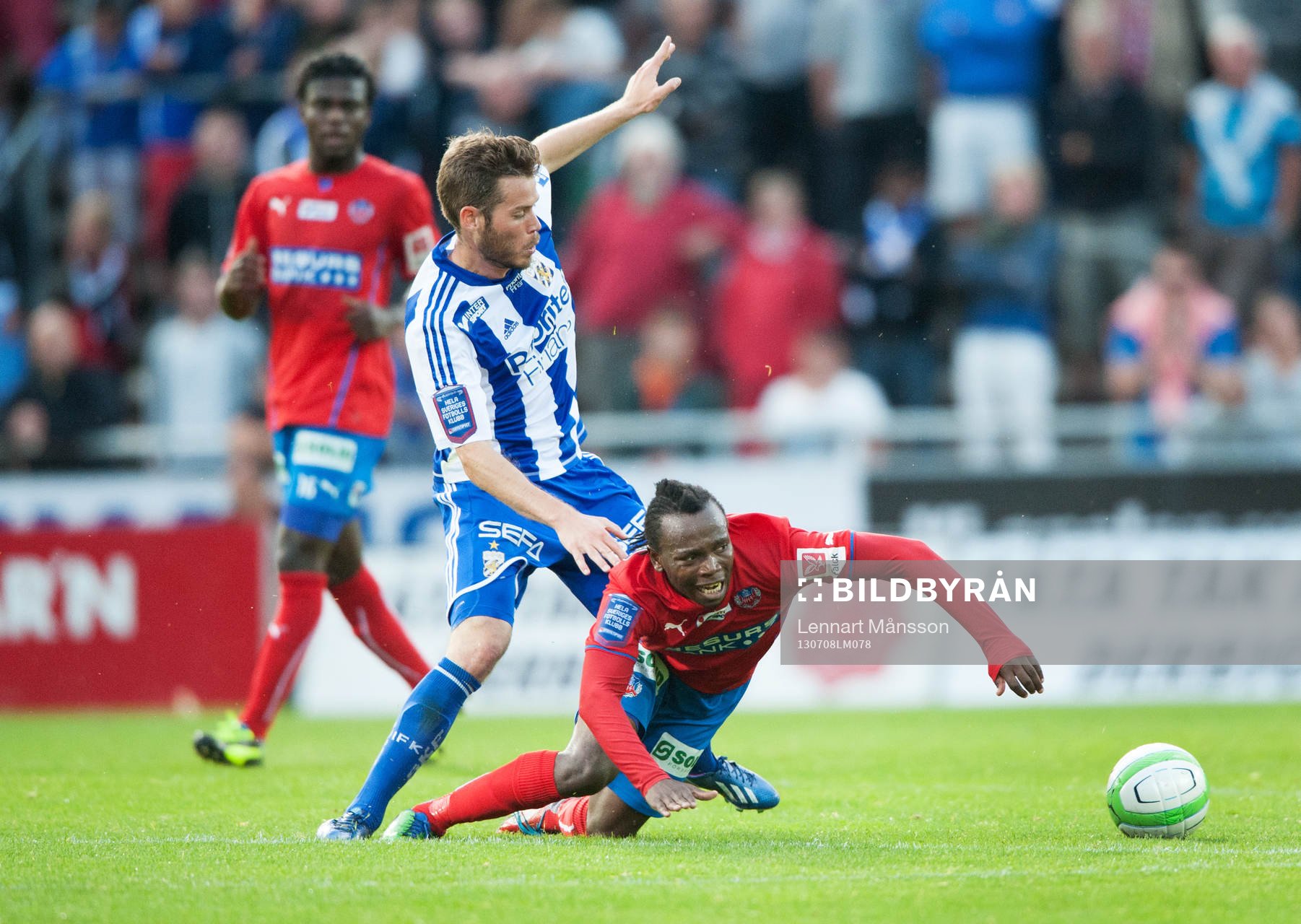 Emil Salomonsson, IFK Göteborg trycker ner May Mahlangu,