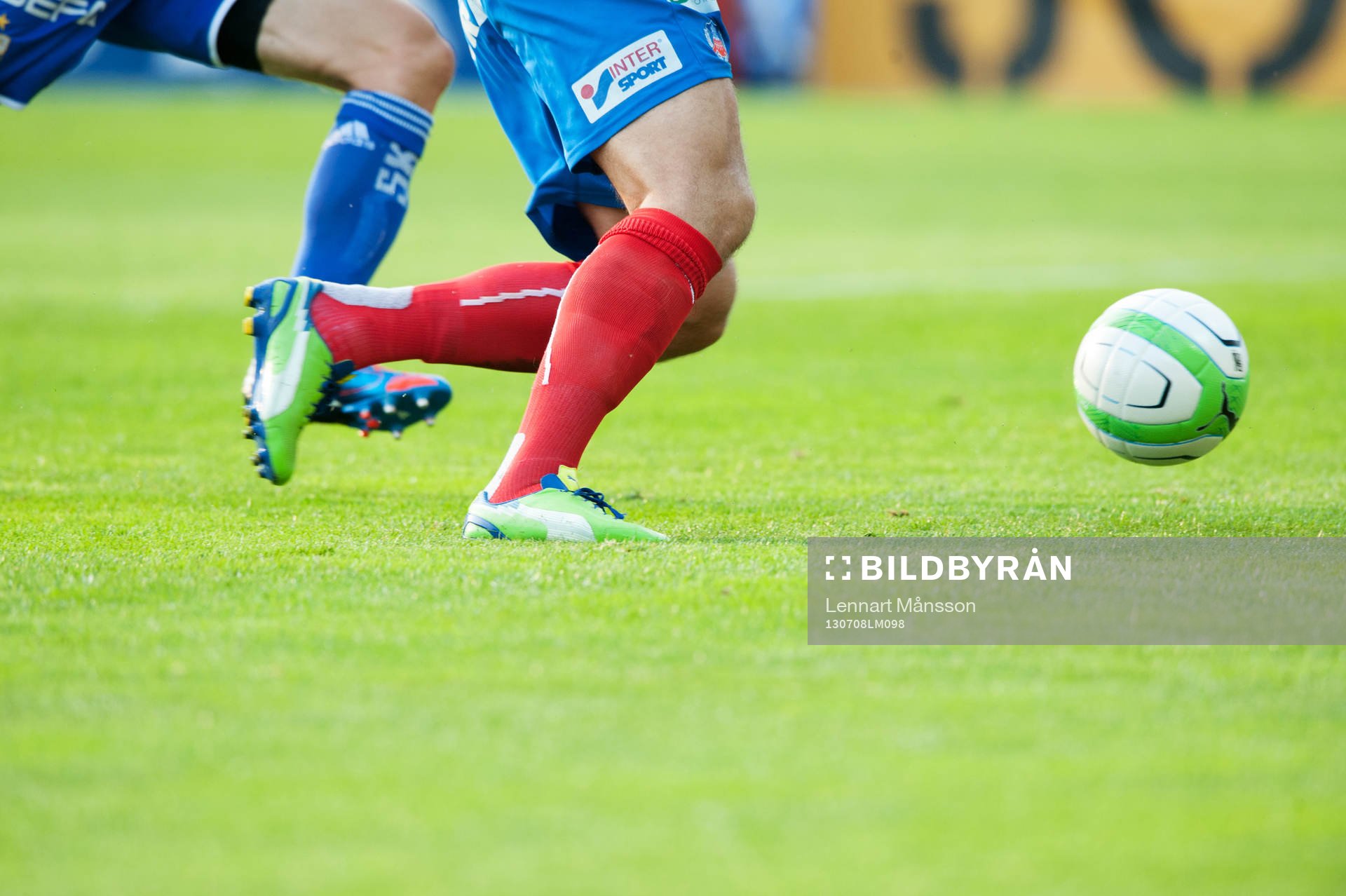 Fot, boll, gräs, fotbollsskor Puma, i