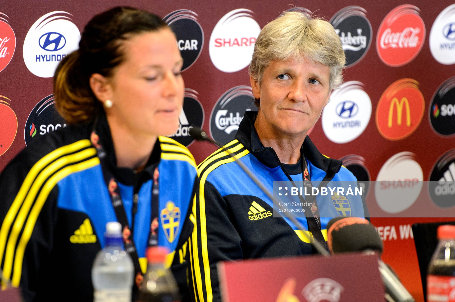 Sveriges förbundskapten Pia Sundhage lyssnar på Lotta