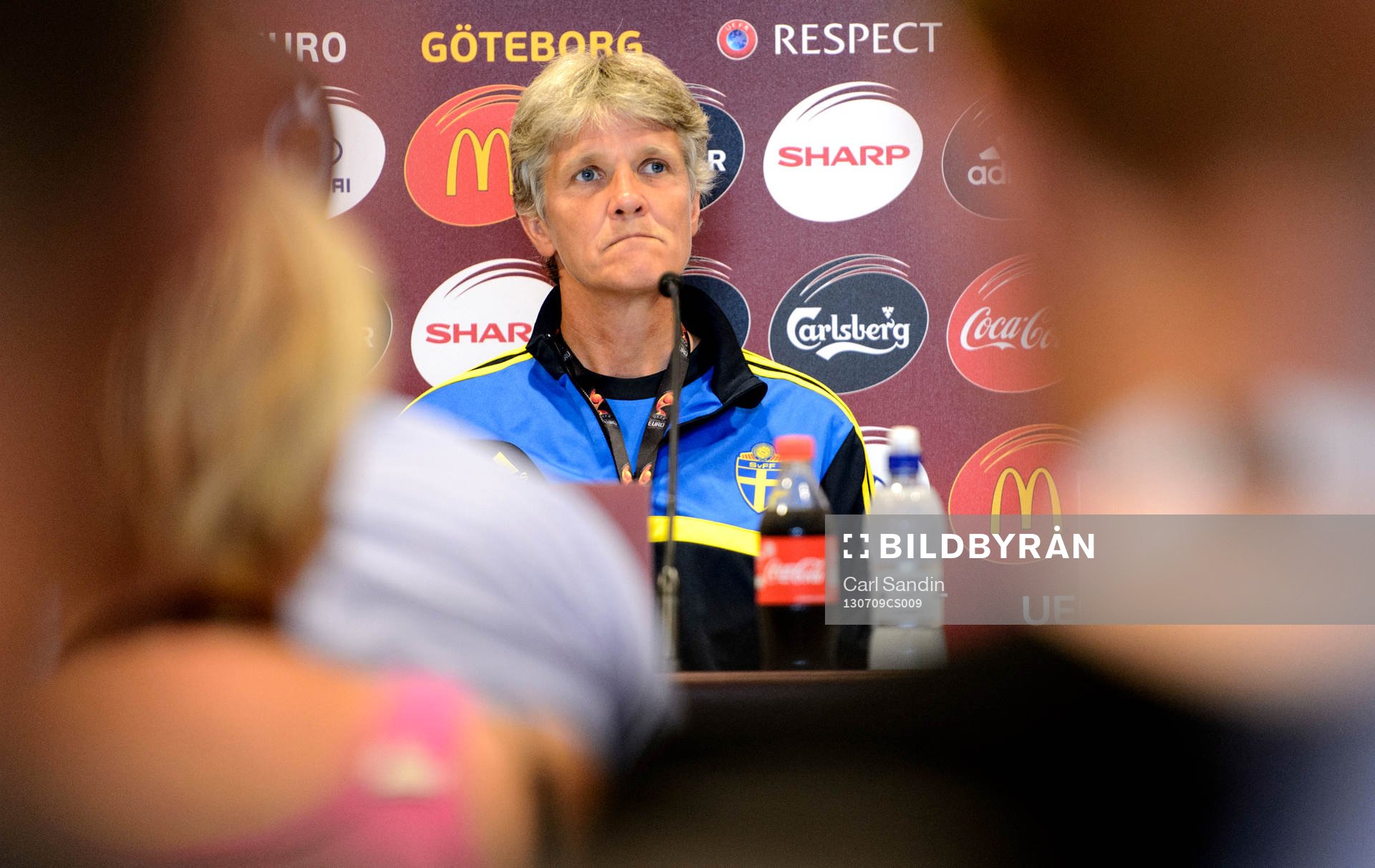 Sveriges förbundskapten Pia Sundhage sitter och funderar