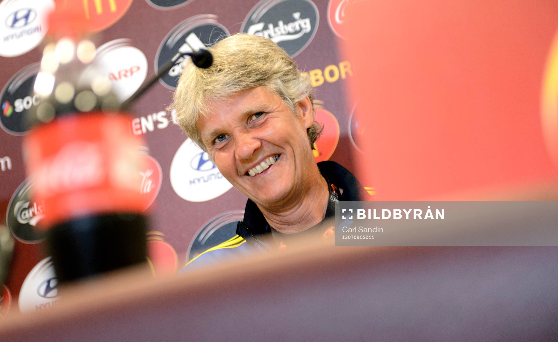Sveriges förbundskapten Pia Sundhage ser glad ut under presskonferensen inför premiärmatchen mot Danmark den 9 juli 2013 i Göteborg.