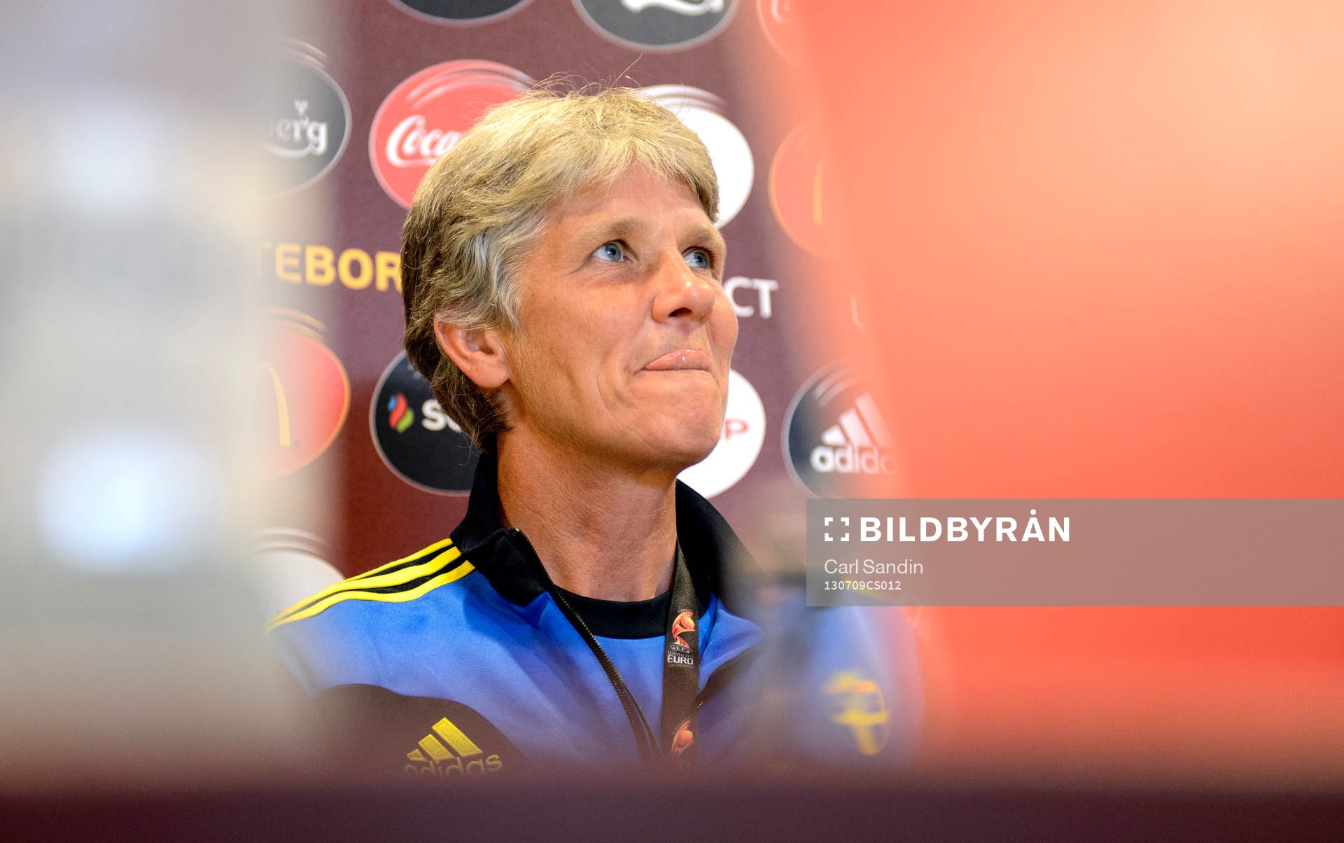 Sveriges förbundskapten Pia Sundhage  slickar sig om munnen