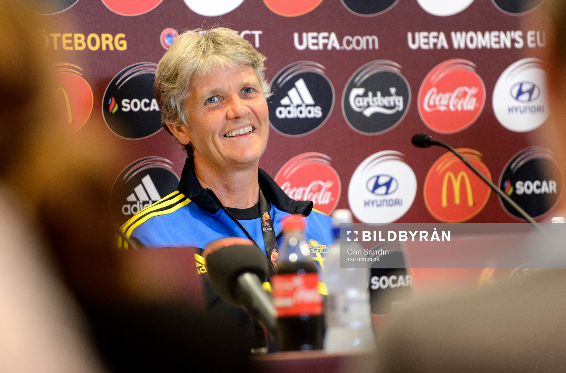 Sveriges förbundskapten Pia Sundhage ser glad ut under presskonferensen inför premiärmatchen mot Danmark den 9 juli 2013 i Göteborg.