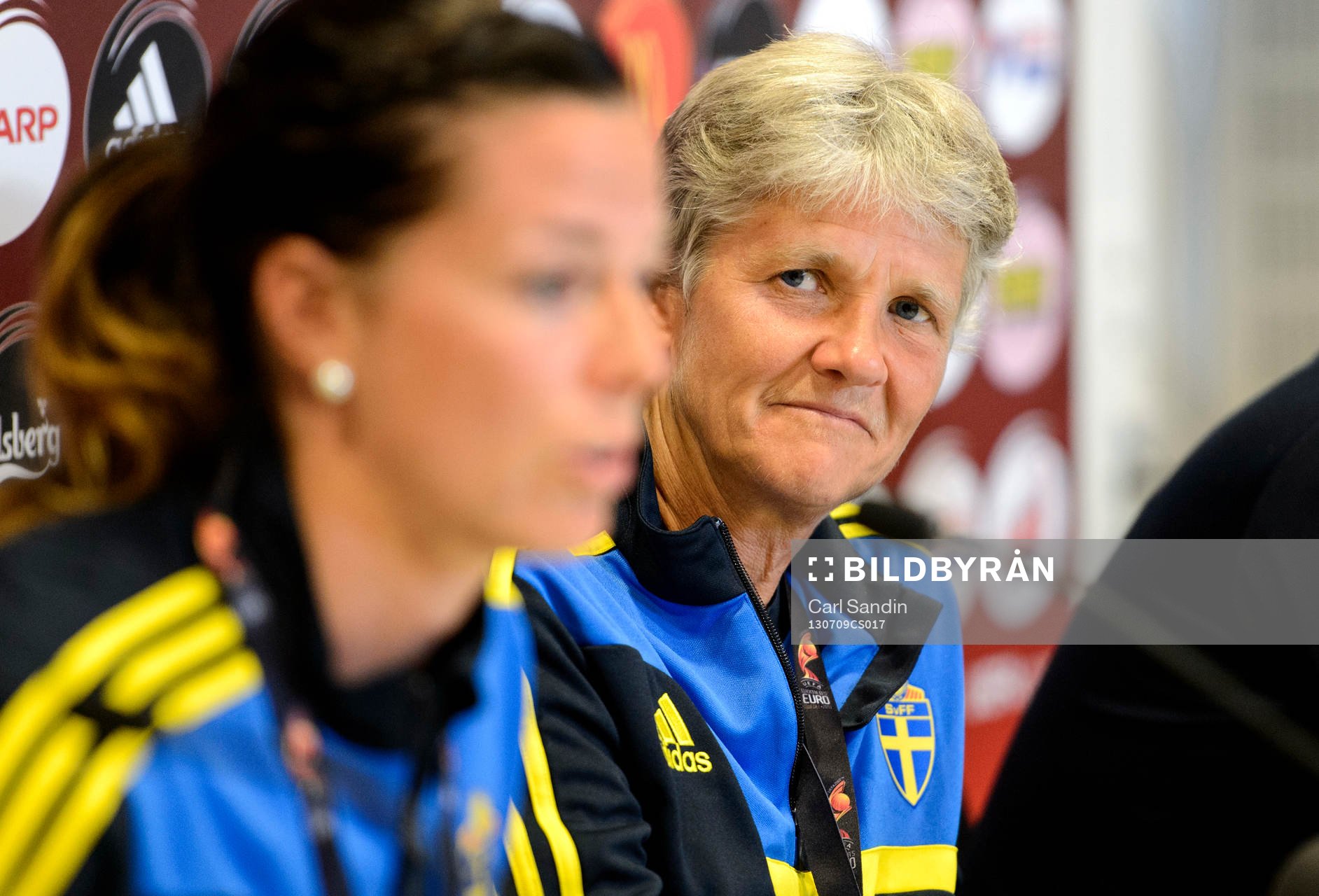 Sveriges förbundskapten Pia Sundhage lyssnar på Lotta