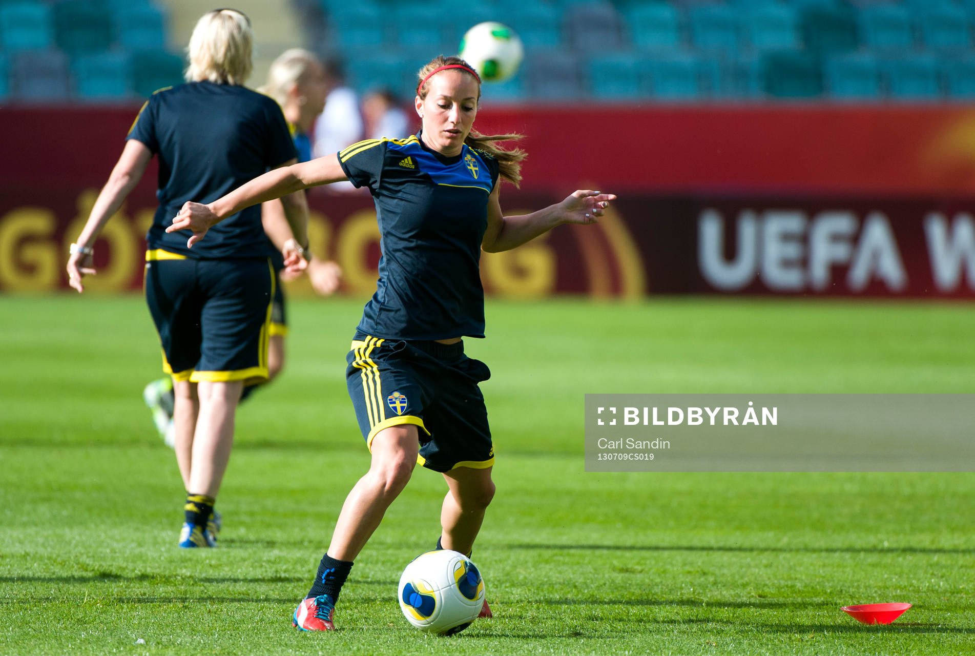 Sveriges Kosovare Asllani tar emot bollen