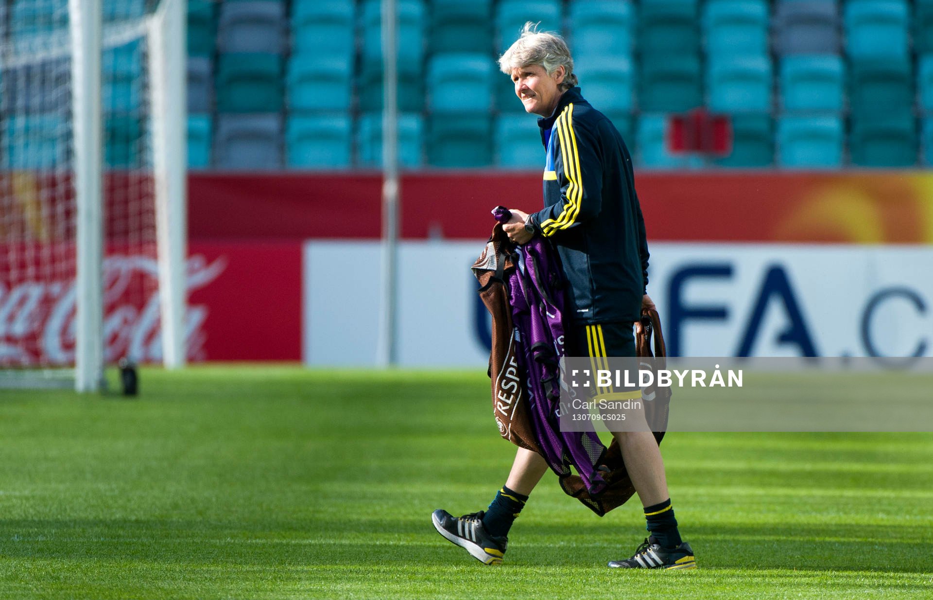 Sveriges förbundskapten Pia Sundhage bär ett gäng västar