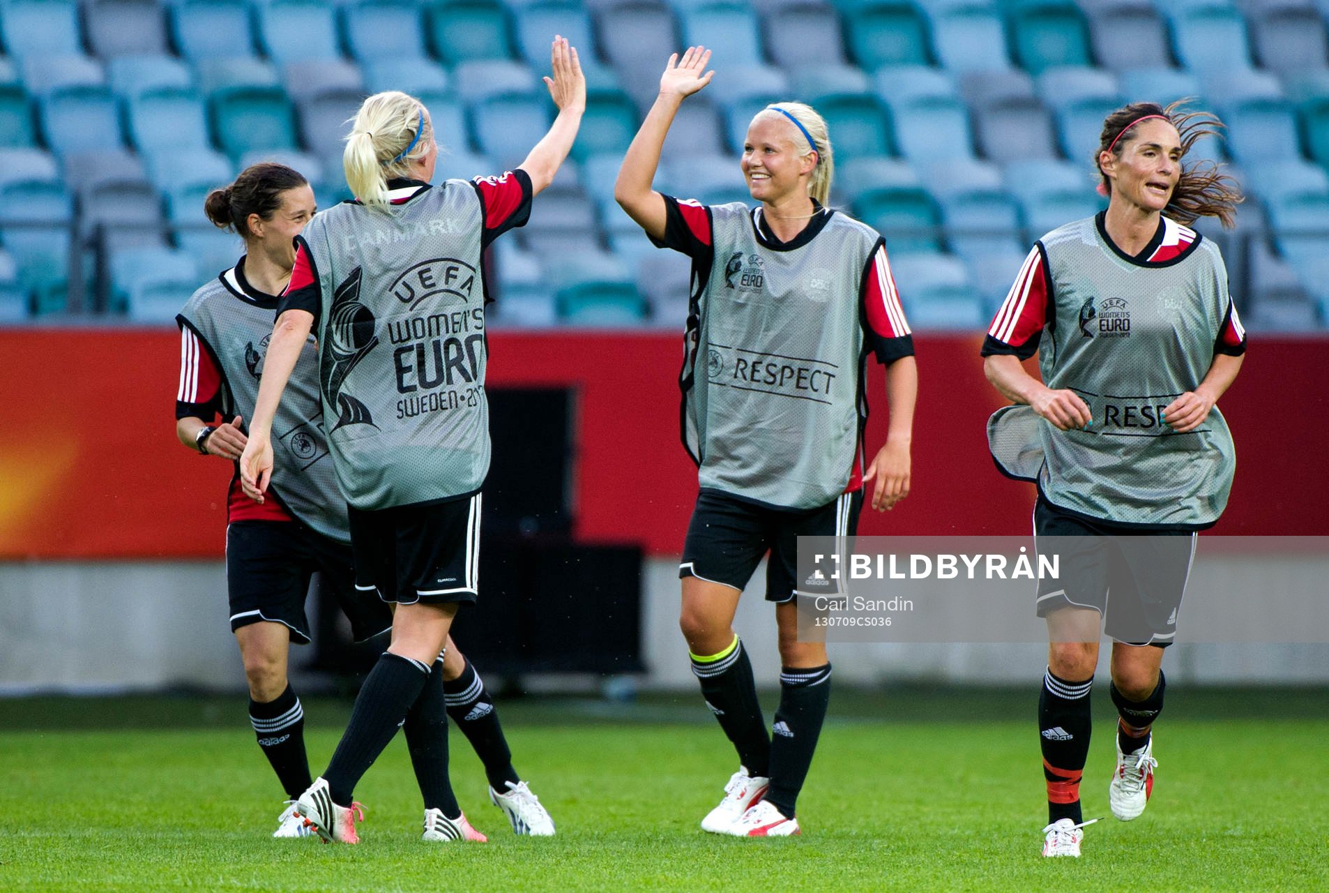 Danmarks Pernille Harder gör high five med en av sina