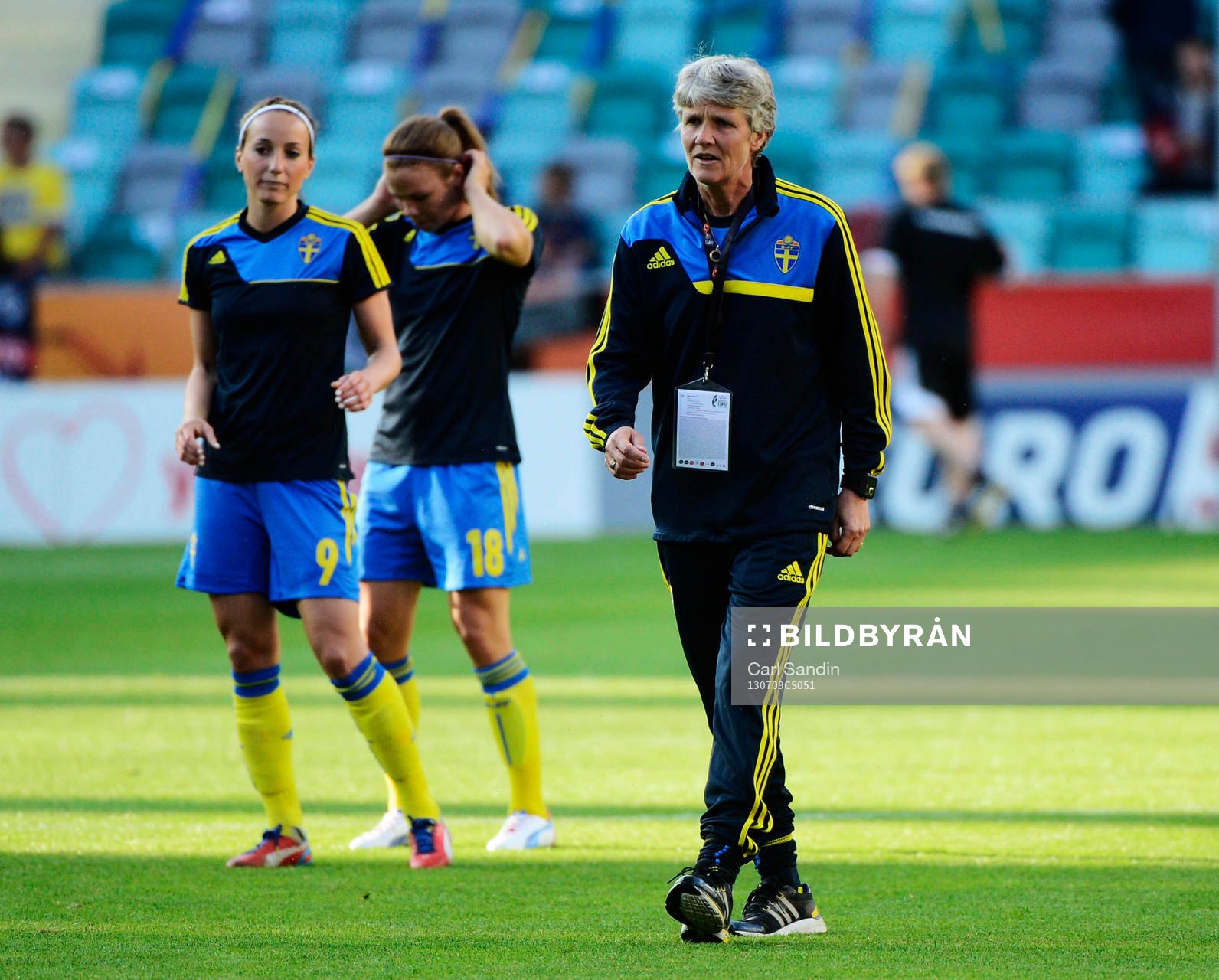 Sveriges Kosovare Asllani och förbundskapten Pia Sundhage