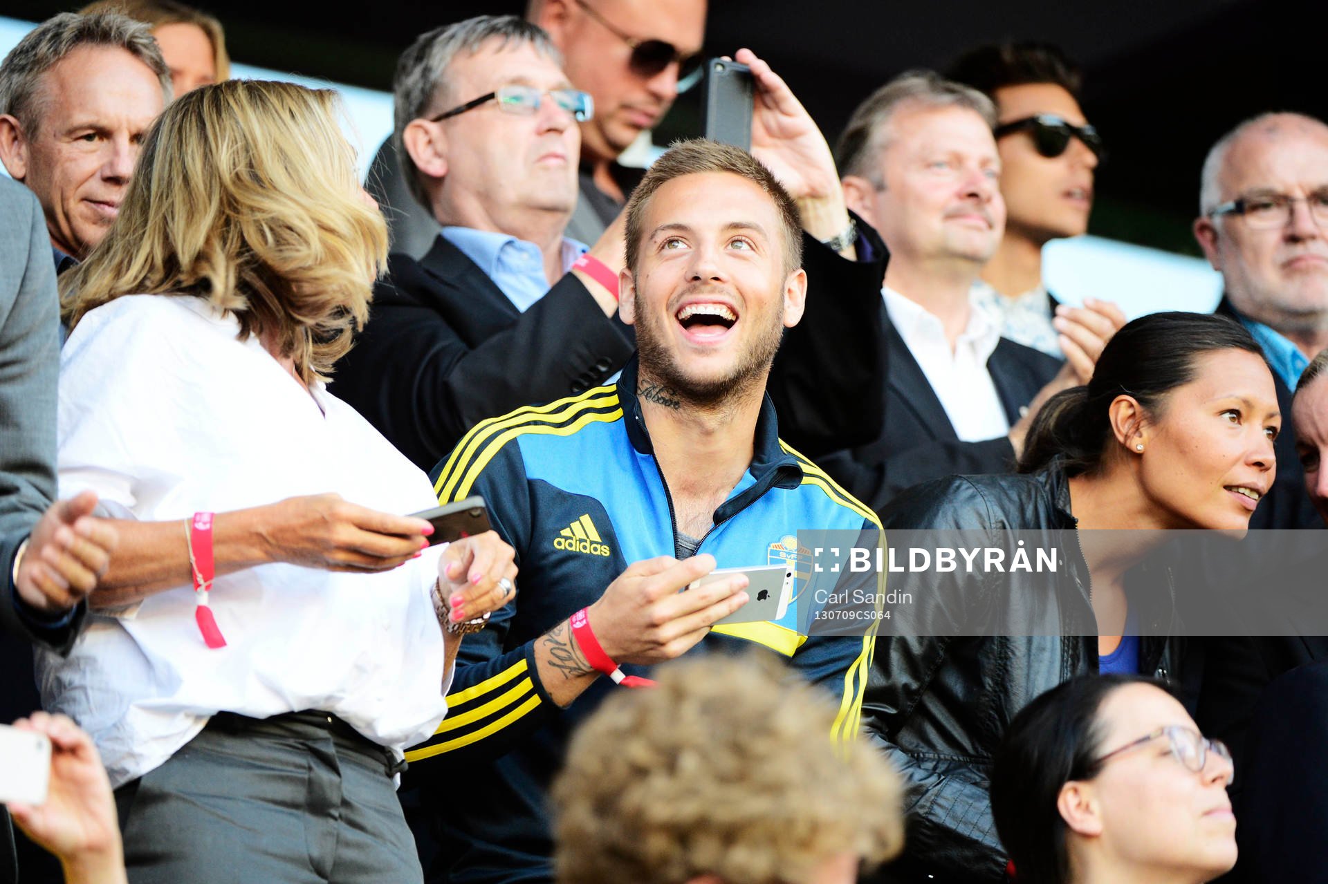 Anton Hysén på läktaren i matchen mellan Sverige och