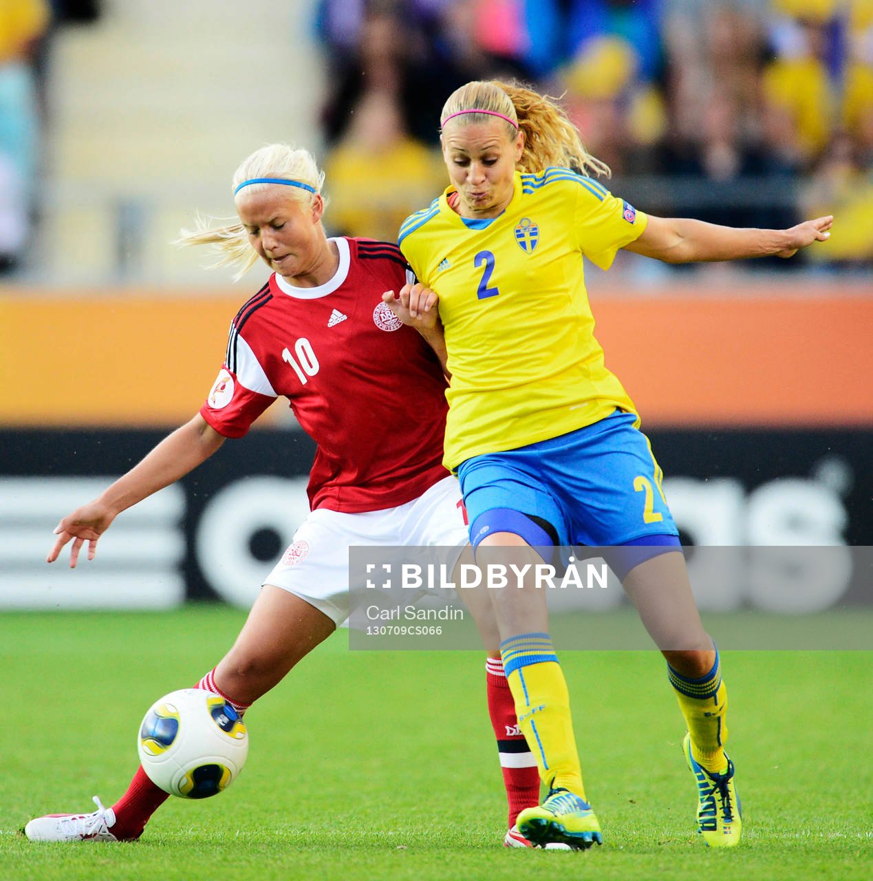 Danmarks Pernille Harder och Sveriges Charlotte Rohlin i