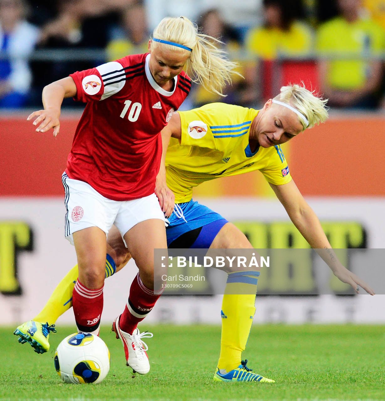 Danmarks Pernille Harder och Sveriges Nilla Fischer i