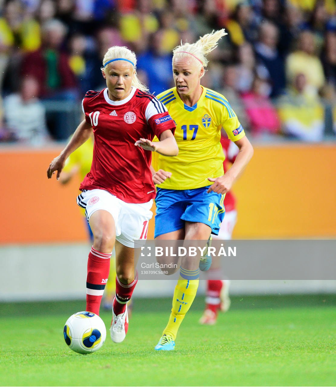 Danmarks Pernille Harder  och Sveriges Caroline Seger  i