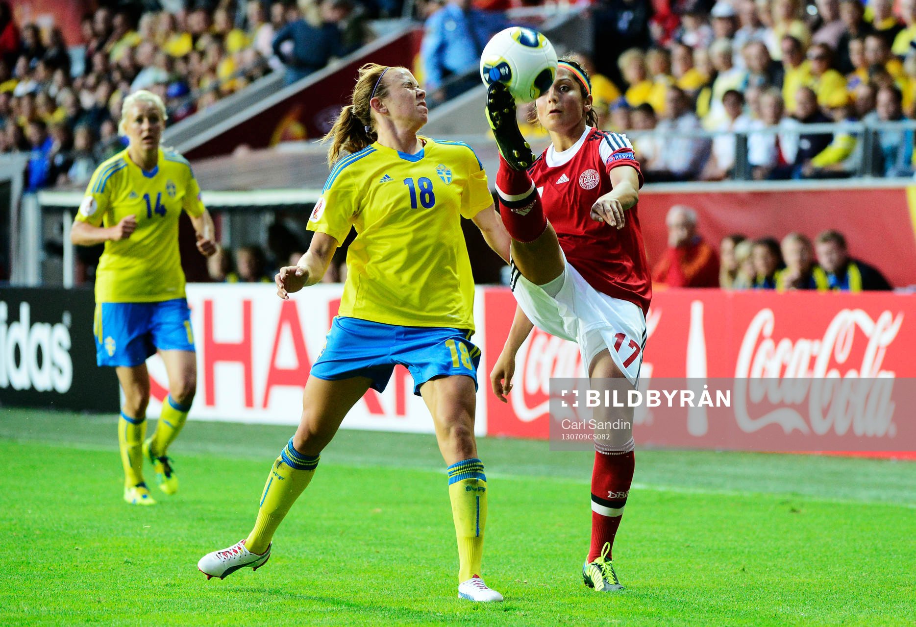 Sveriges Jessica Samuelsson och Danmarks Nadia Nadim i